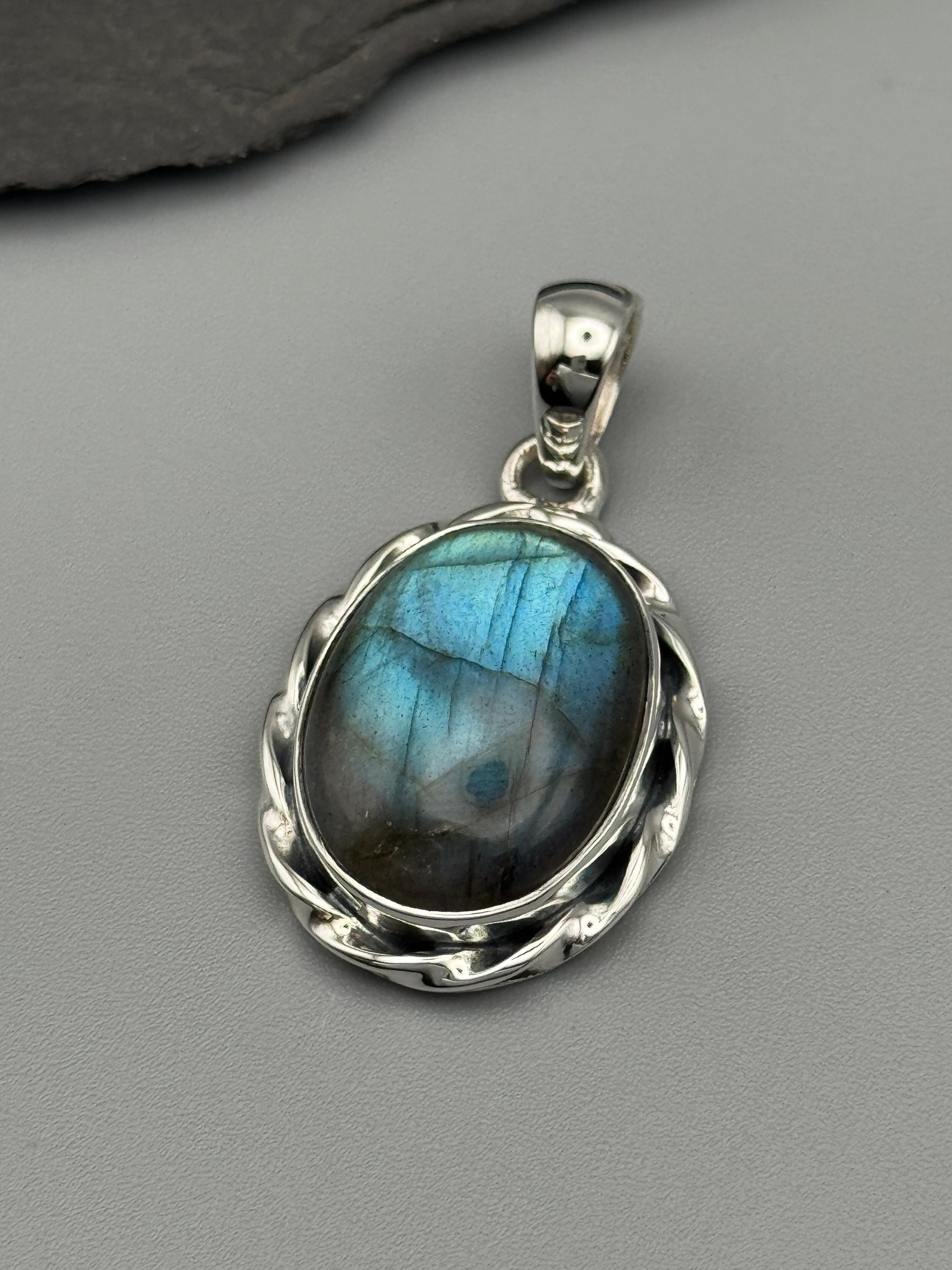 •LABRADORITE - OVAL• twisted bezel silver pendant