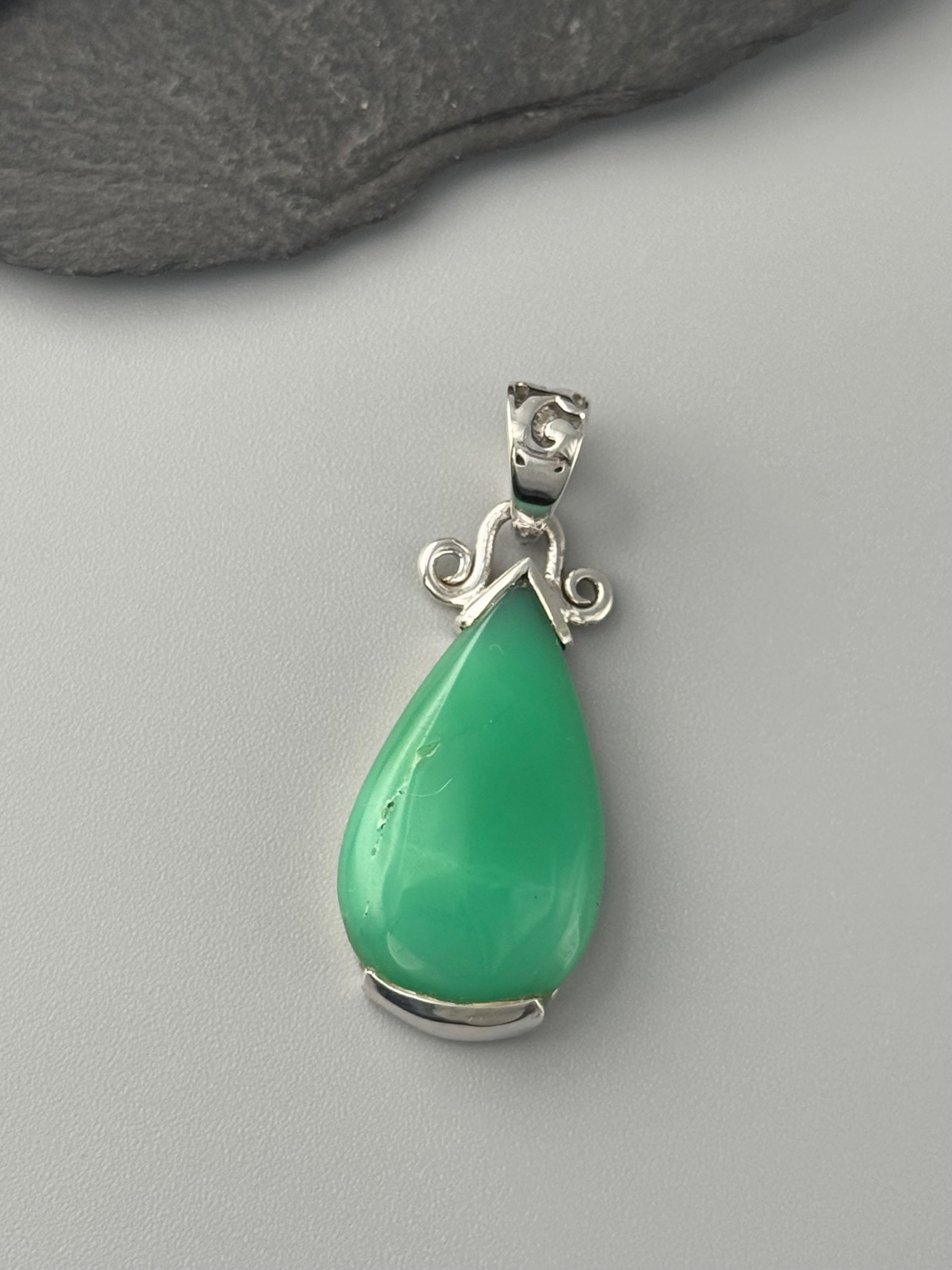 •CHRYSOPRASE - TEARDROP• bezel capped silver pendant