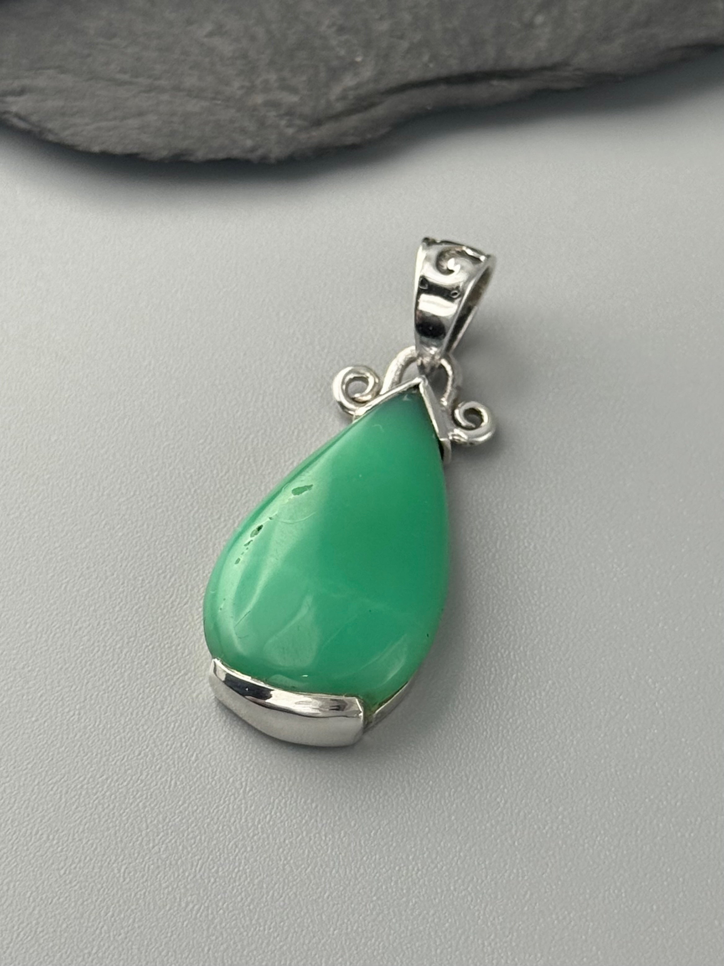 •CHRYSOPRASE - TEARDROP• bezel capped silver pendant