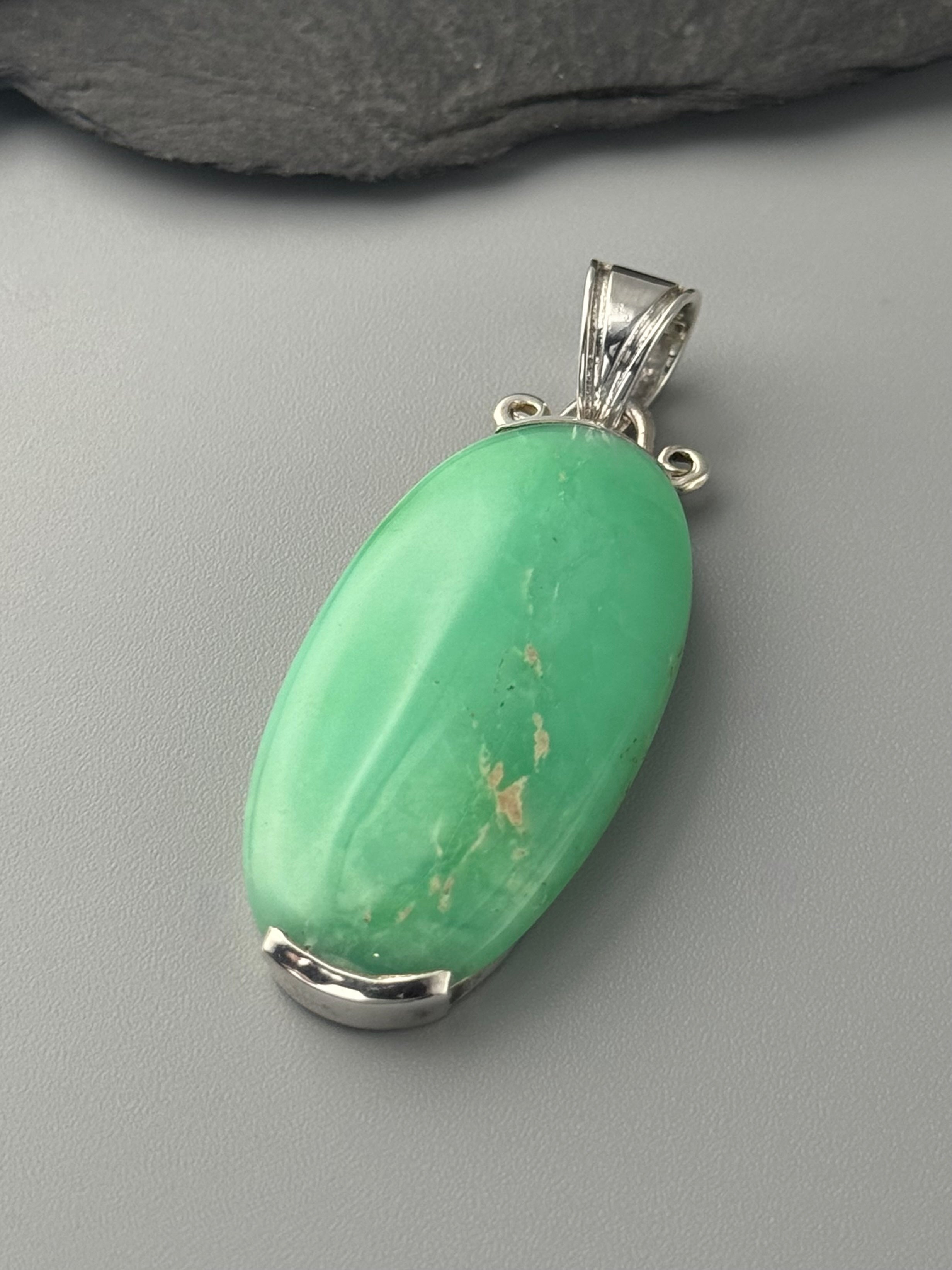 •CHRYSOPRASE - OVAL• bezel capped silver pendant