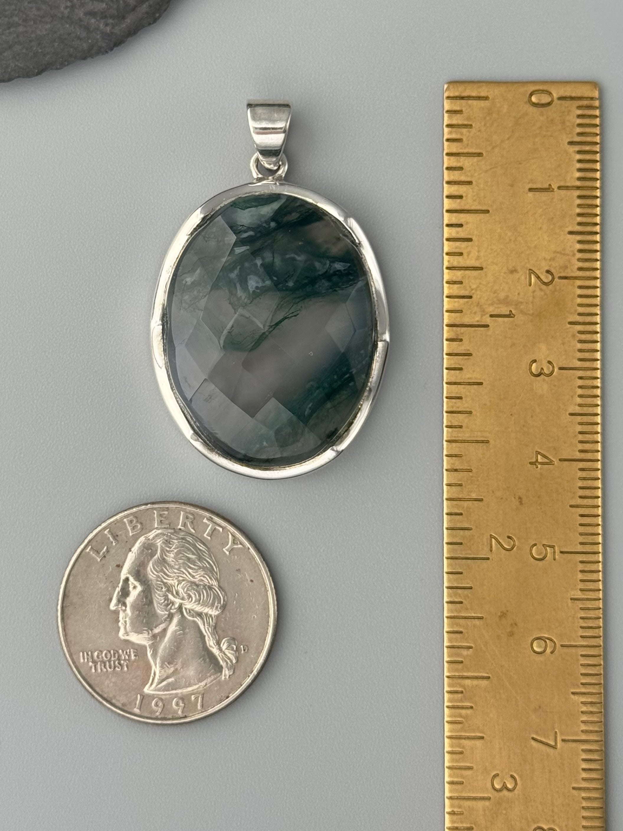 •FACETED MOSS AGATE - OVAL• scalloped bezel silver pendant
