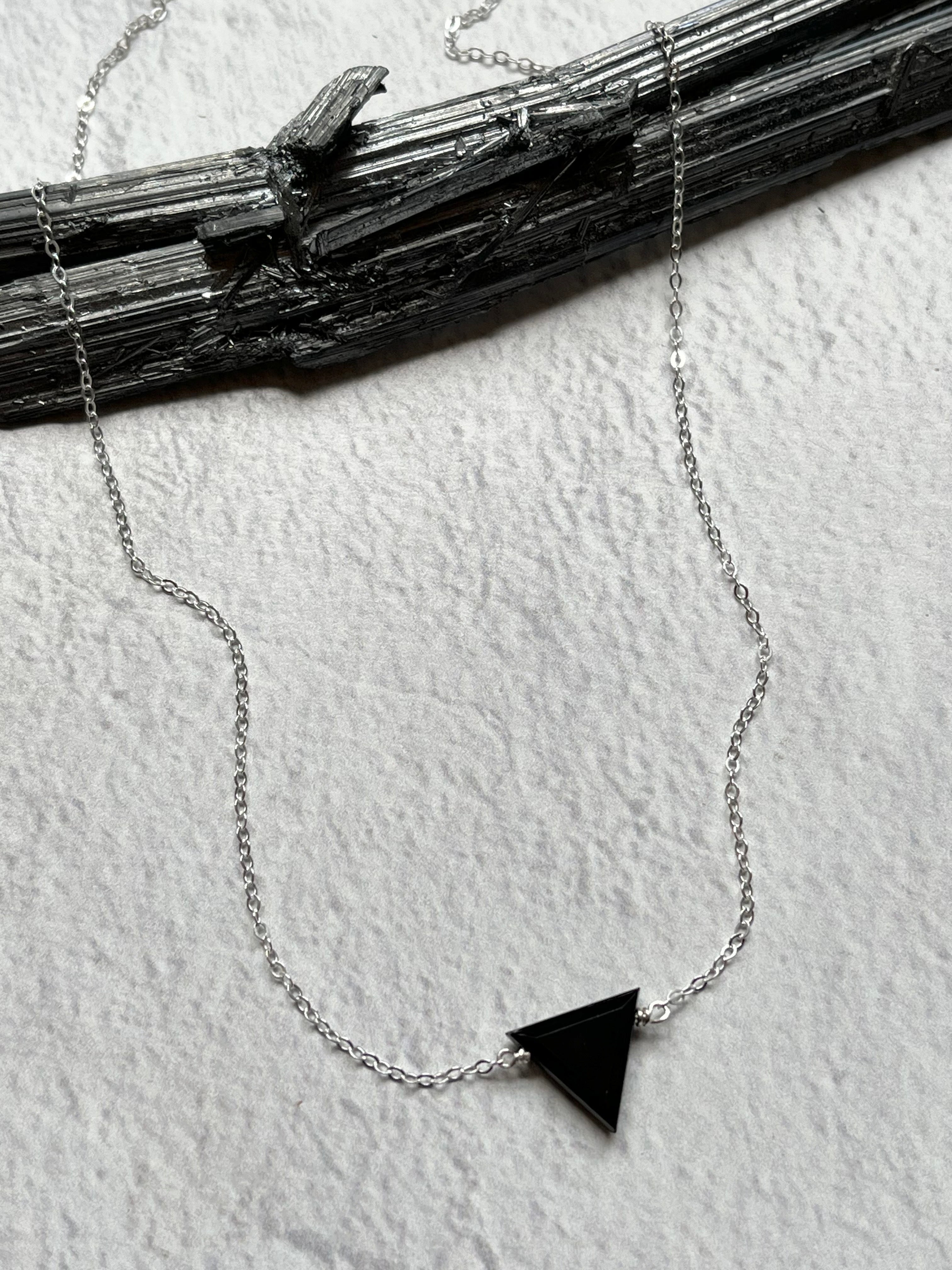 •STRAY• black spinel + silver necklace