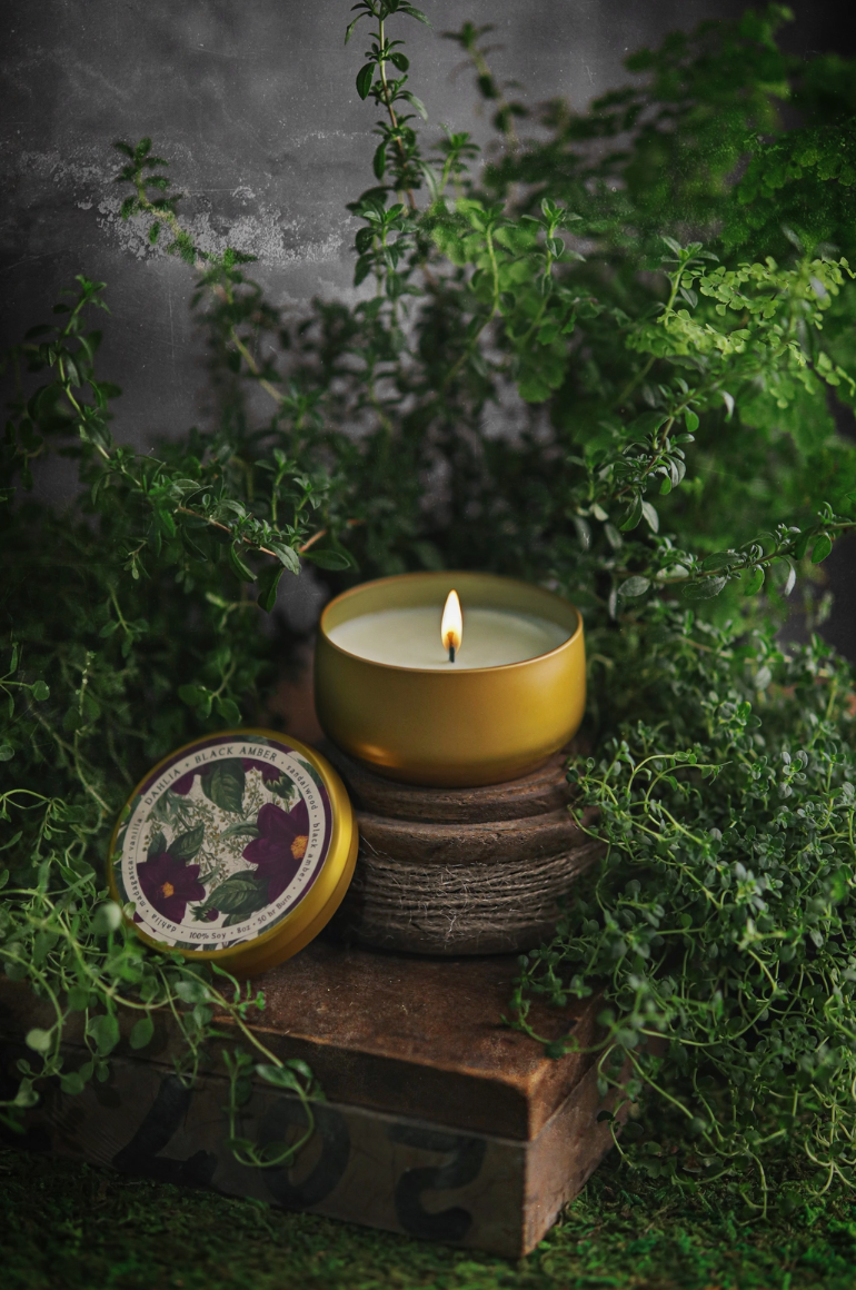 •DAHLIA & BLACK AMBER• botanica tin candle