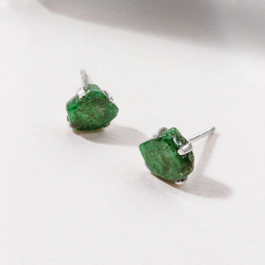 •PRONG SET• emerald silver stud earrings