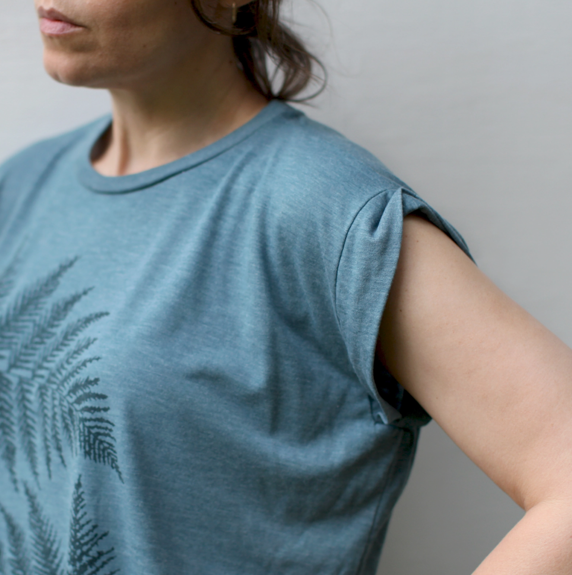 •TEAL FERNS• viscose blend muscle tee