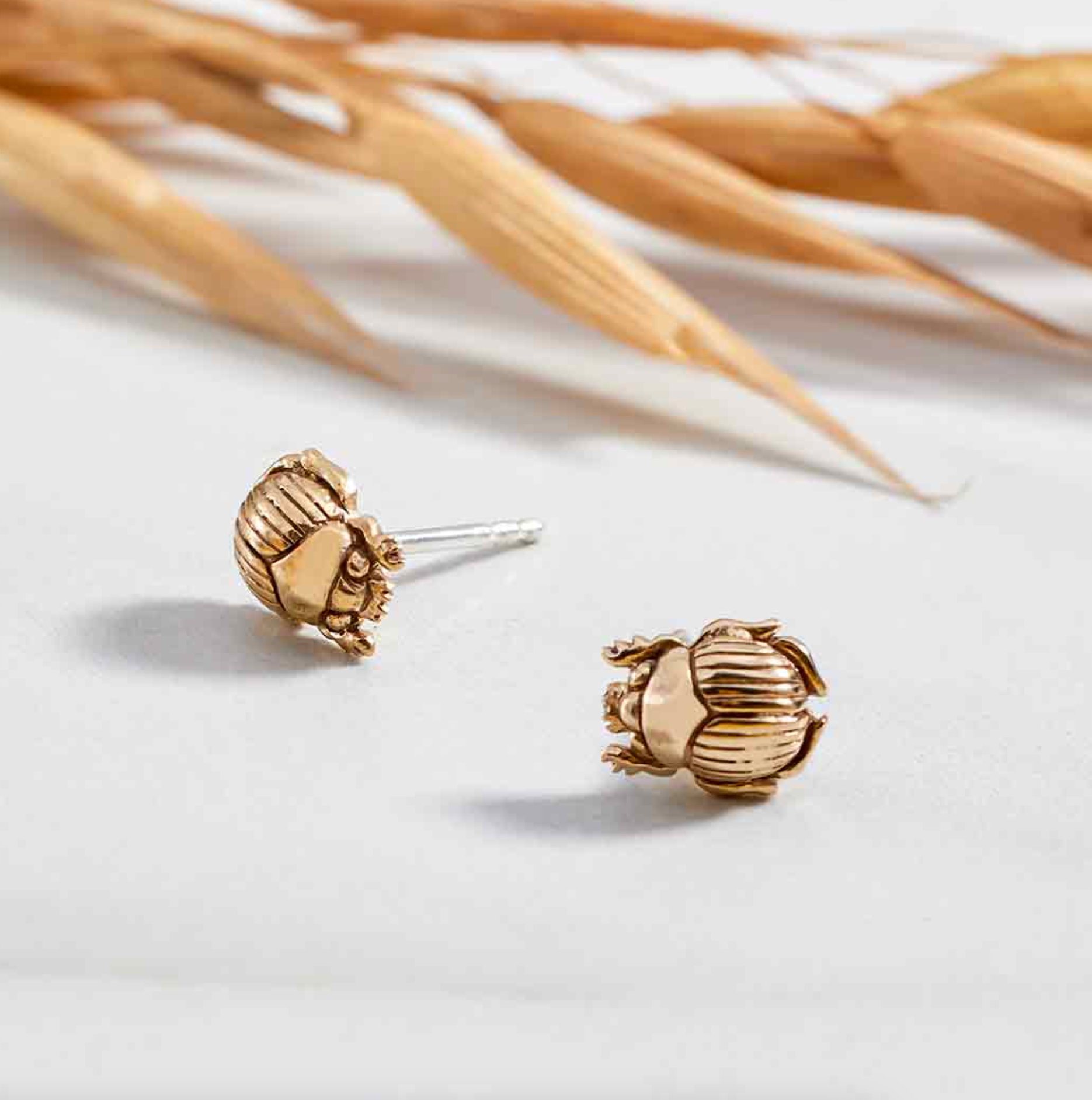 •LIL' SCARAB• detailed bronze stud earrings