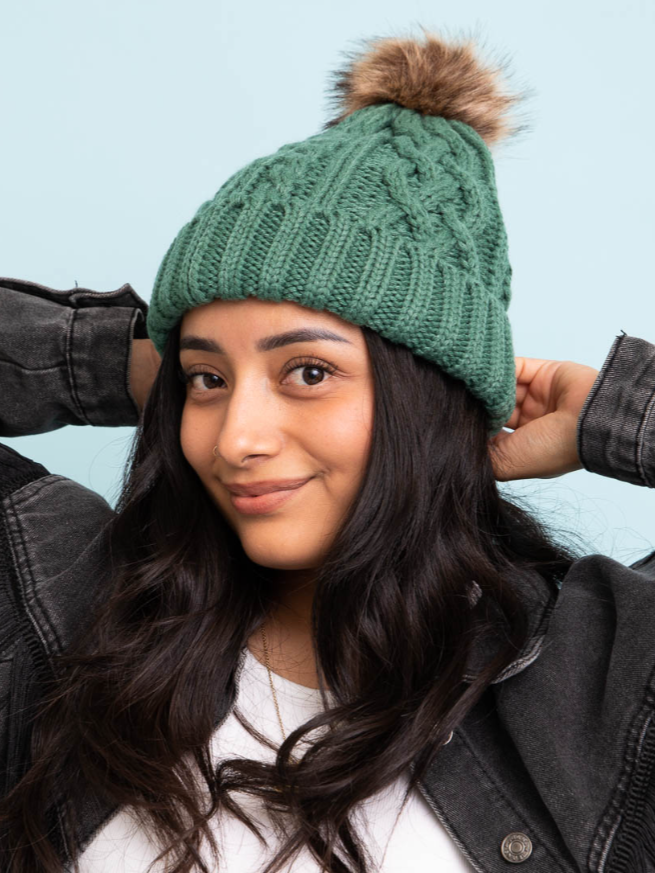 •CHUNKY CABLE KNIT POM BEANIE•