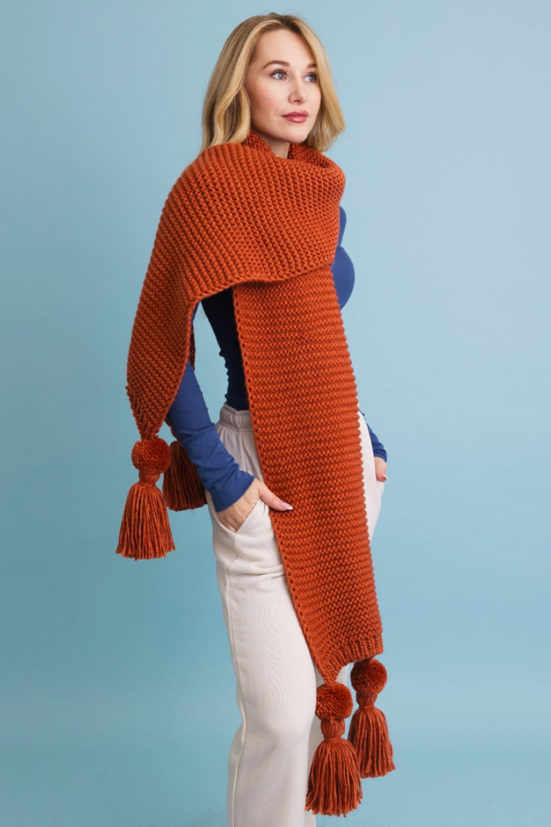 •OVERSIZED CHUNKY KNIT SCARF WITH POMS•