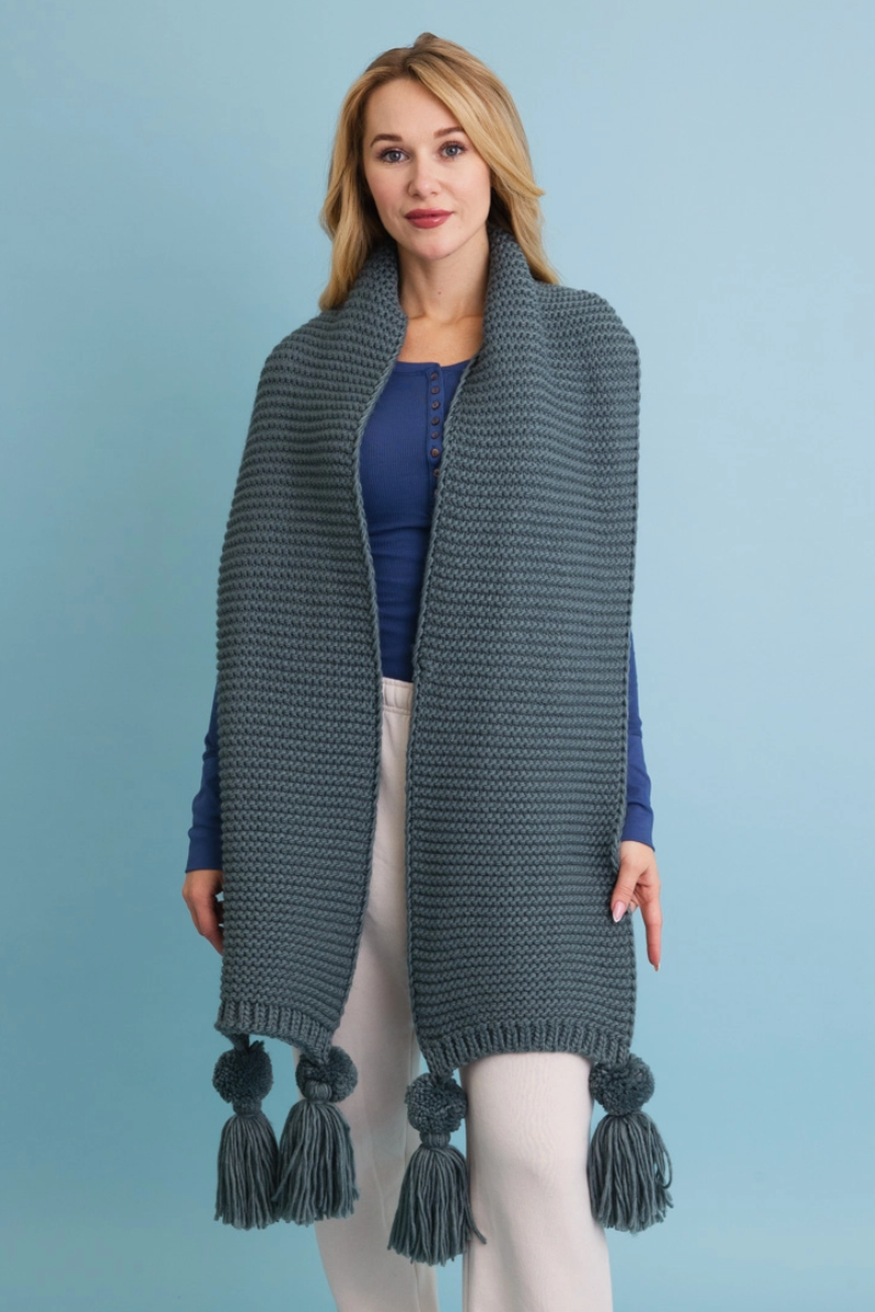•OVERSIZED CHUNKY KNIT SCARF WITH POMS•