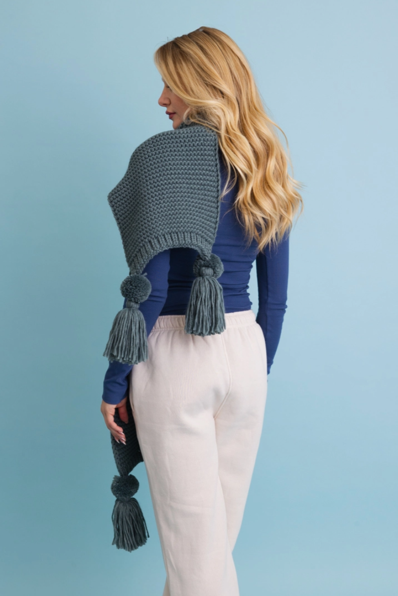 •OVERSIZED CHUNKY KNIT SCARF WITH POMS•
