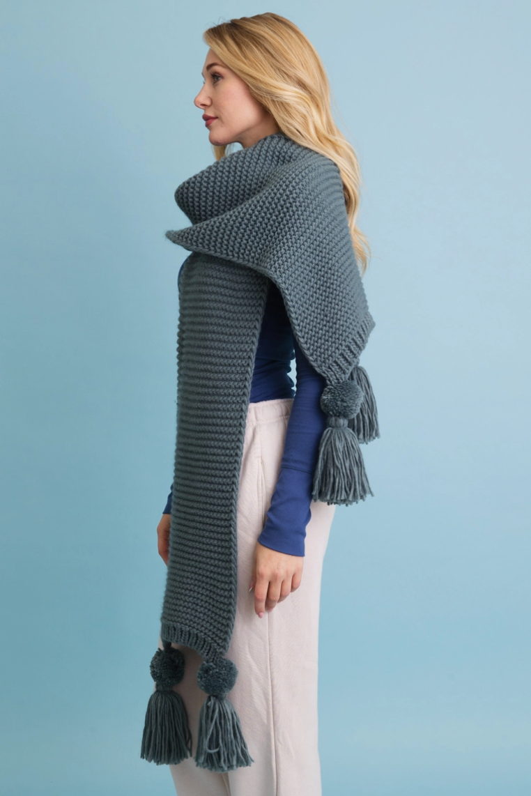 •OVERSIZED CHUNKY KNIT SCARF WITH POMS•