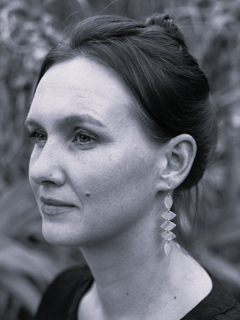 •IVY SHORT• gold dangle earrings