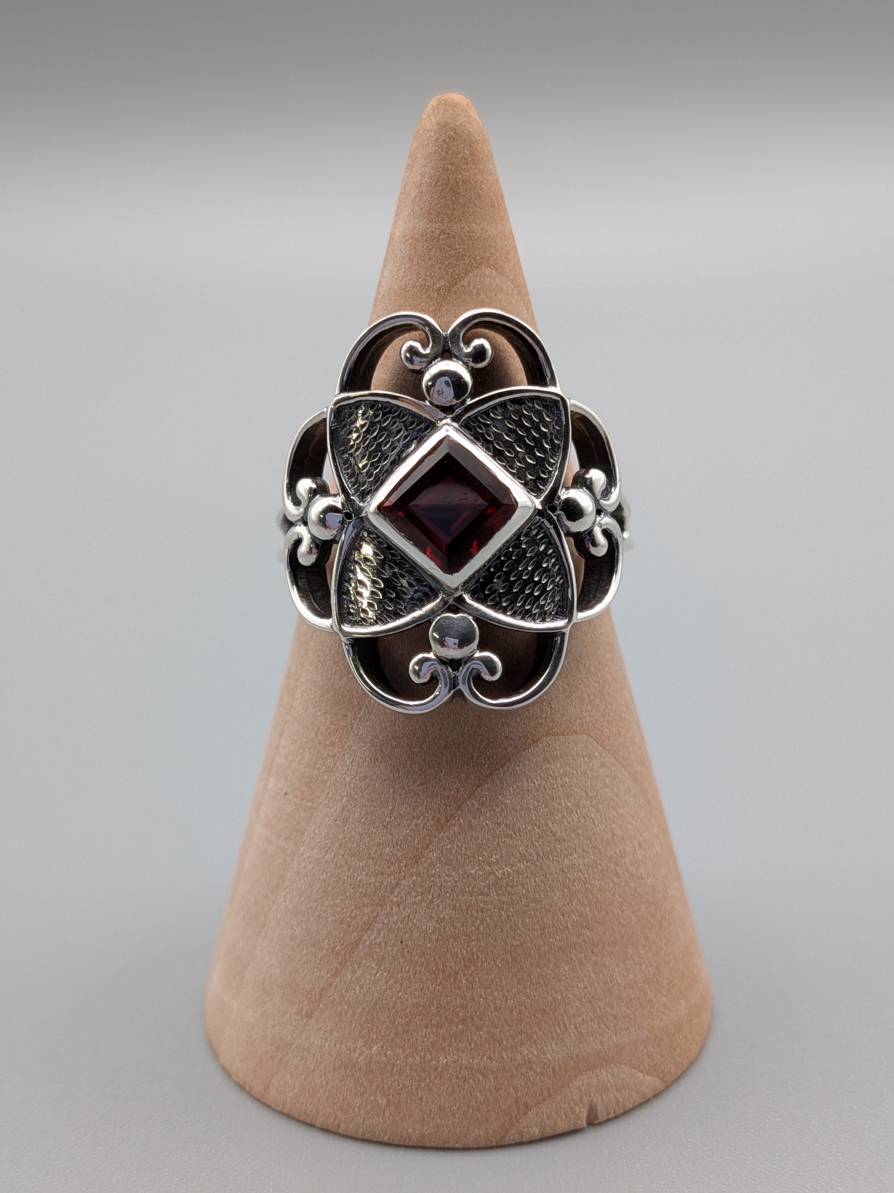 •GARNET - CLOVER• decorative bezel silver ring (various sizes)