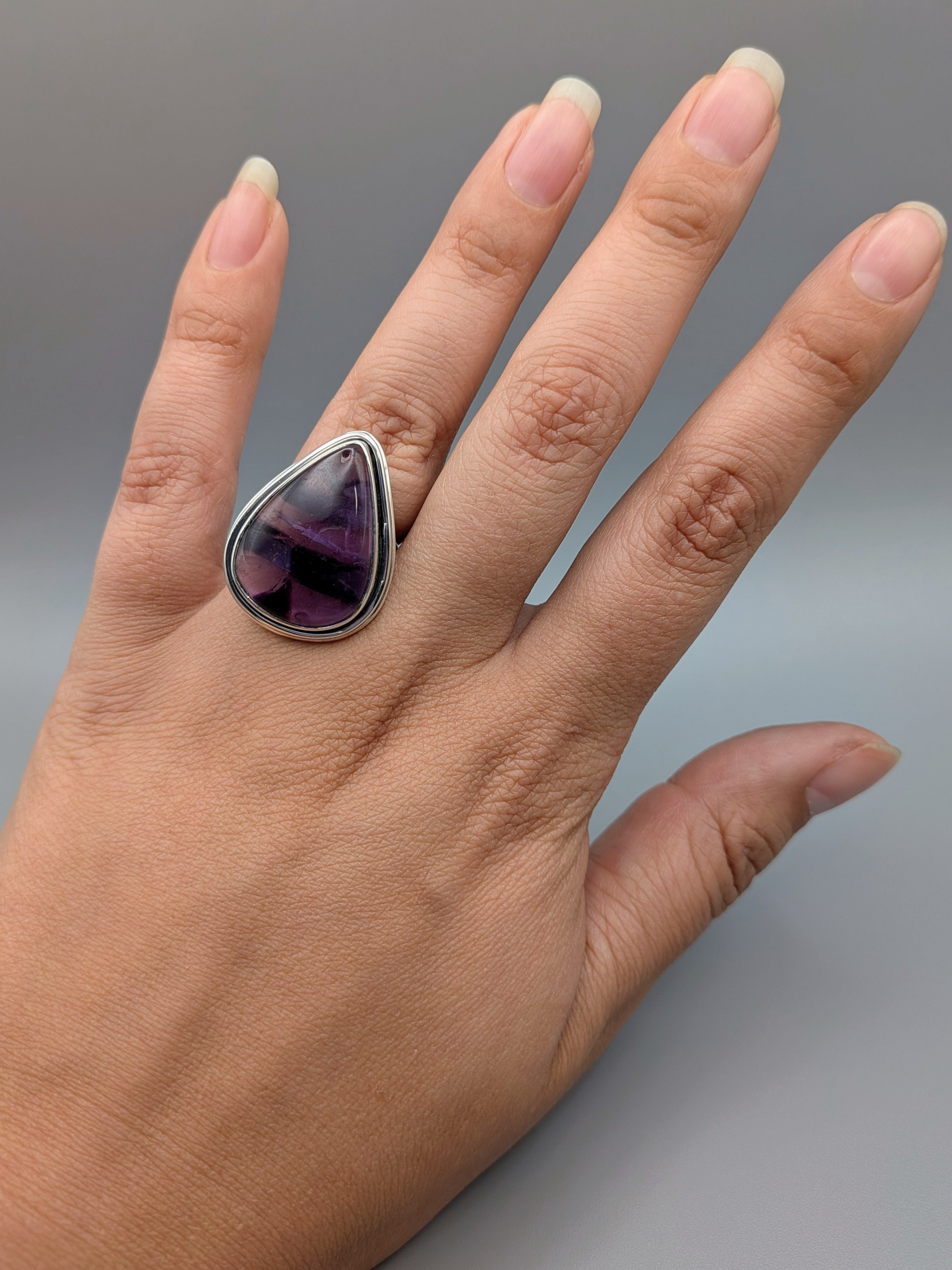 •TRAPICHE AMETHYST - TEAR• split band silver ring (size 6)