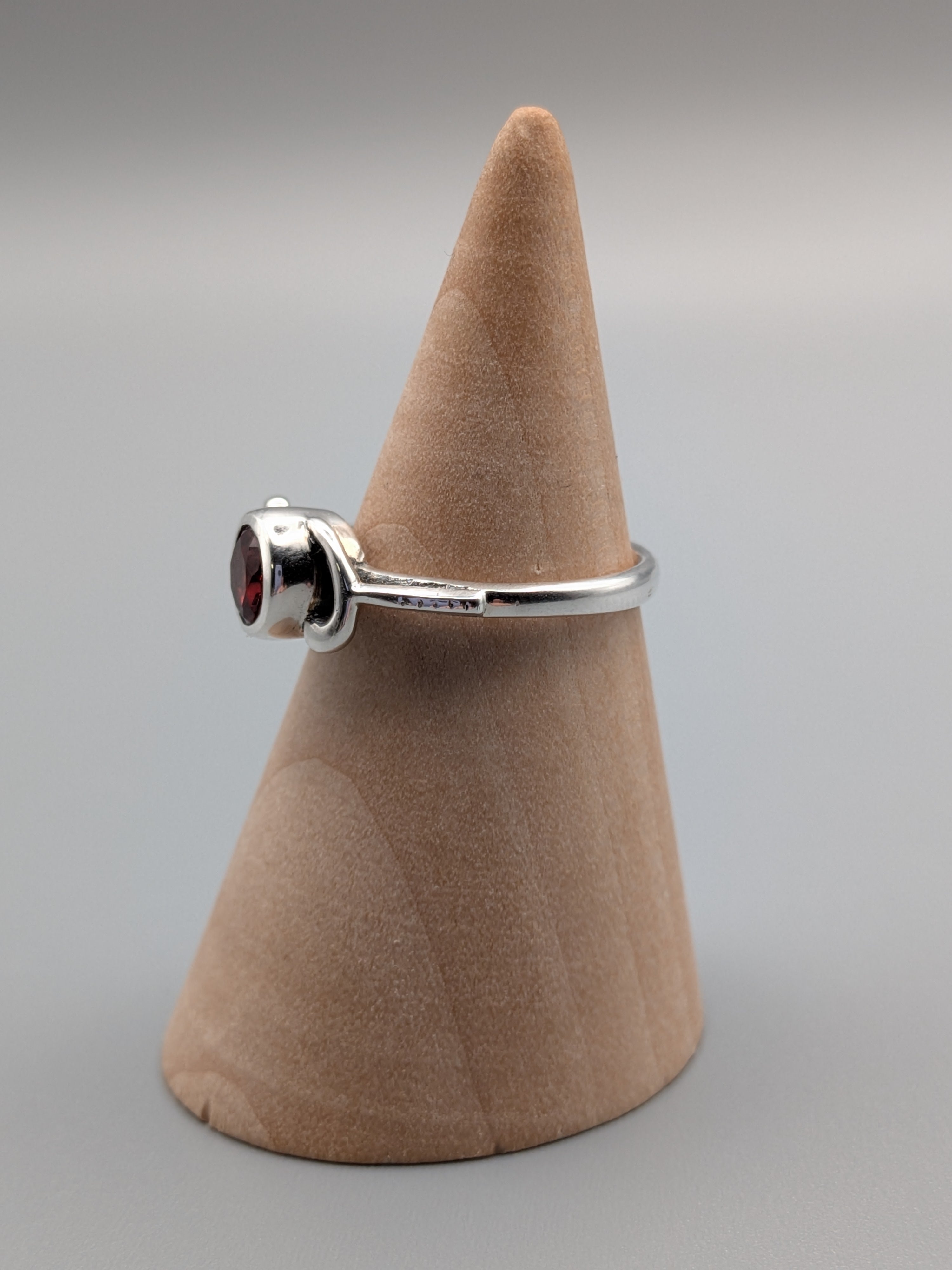 •GARNET - PARENTHESES• silver ring (size 6)