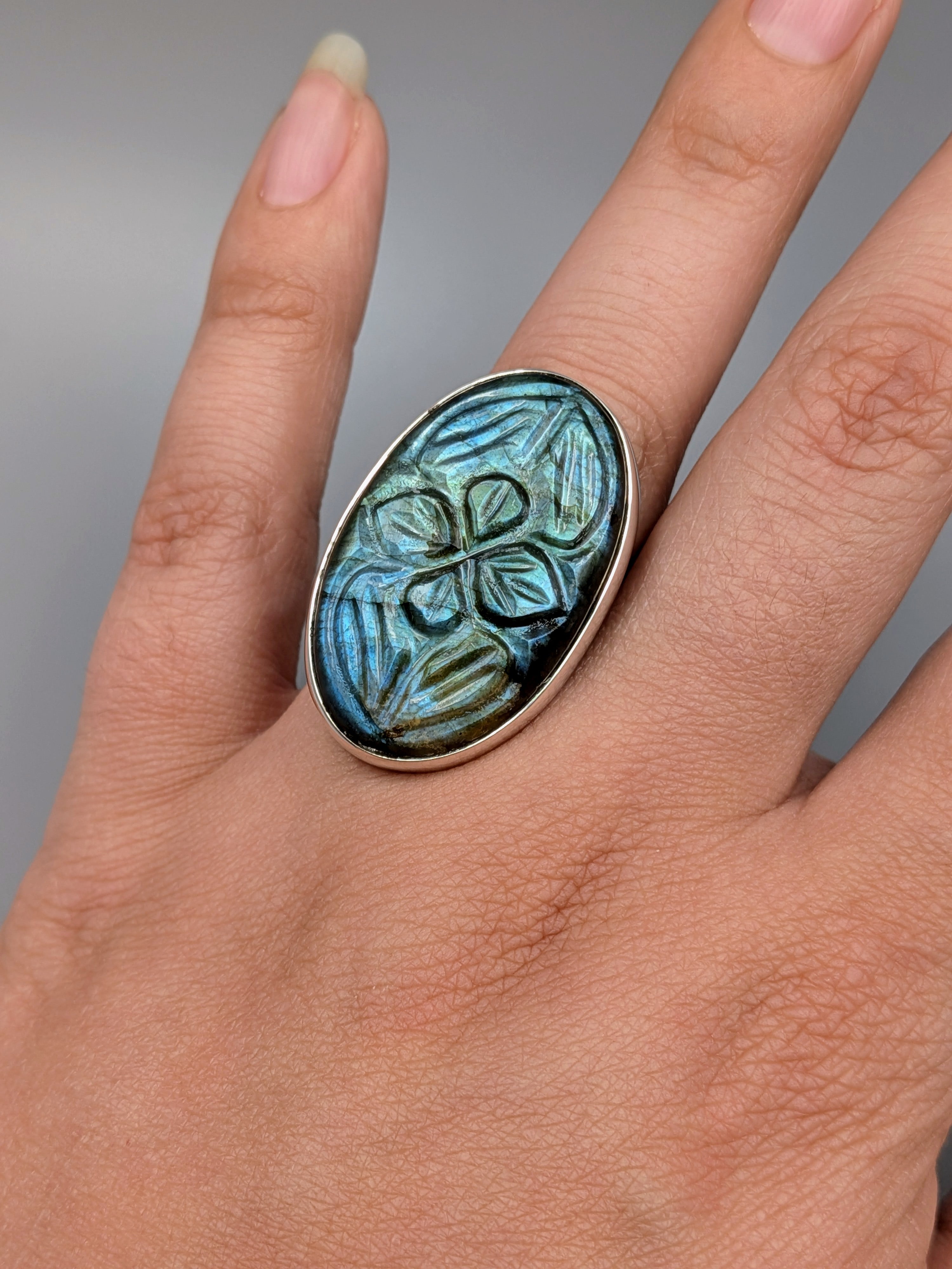 •ETCHED LABRADORITE - OVAL - 1• split band silver ring (size 6)