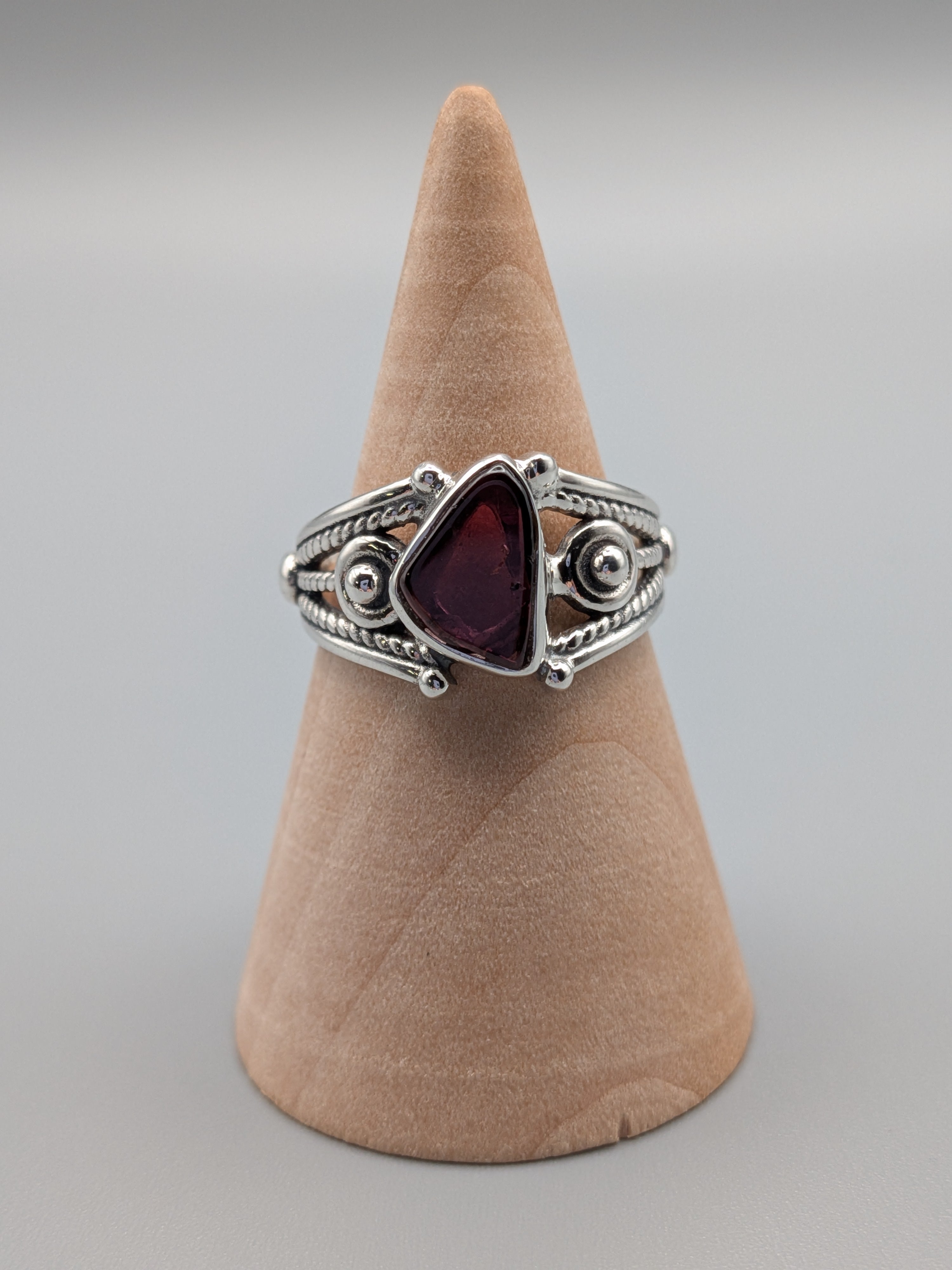 •GARNET - IMPERIAL 1• decorative band silver ring (size 7)