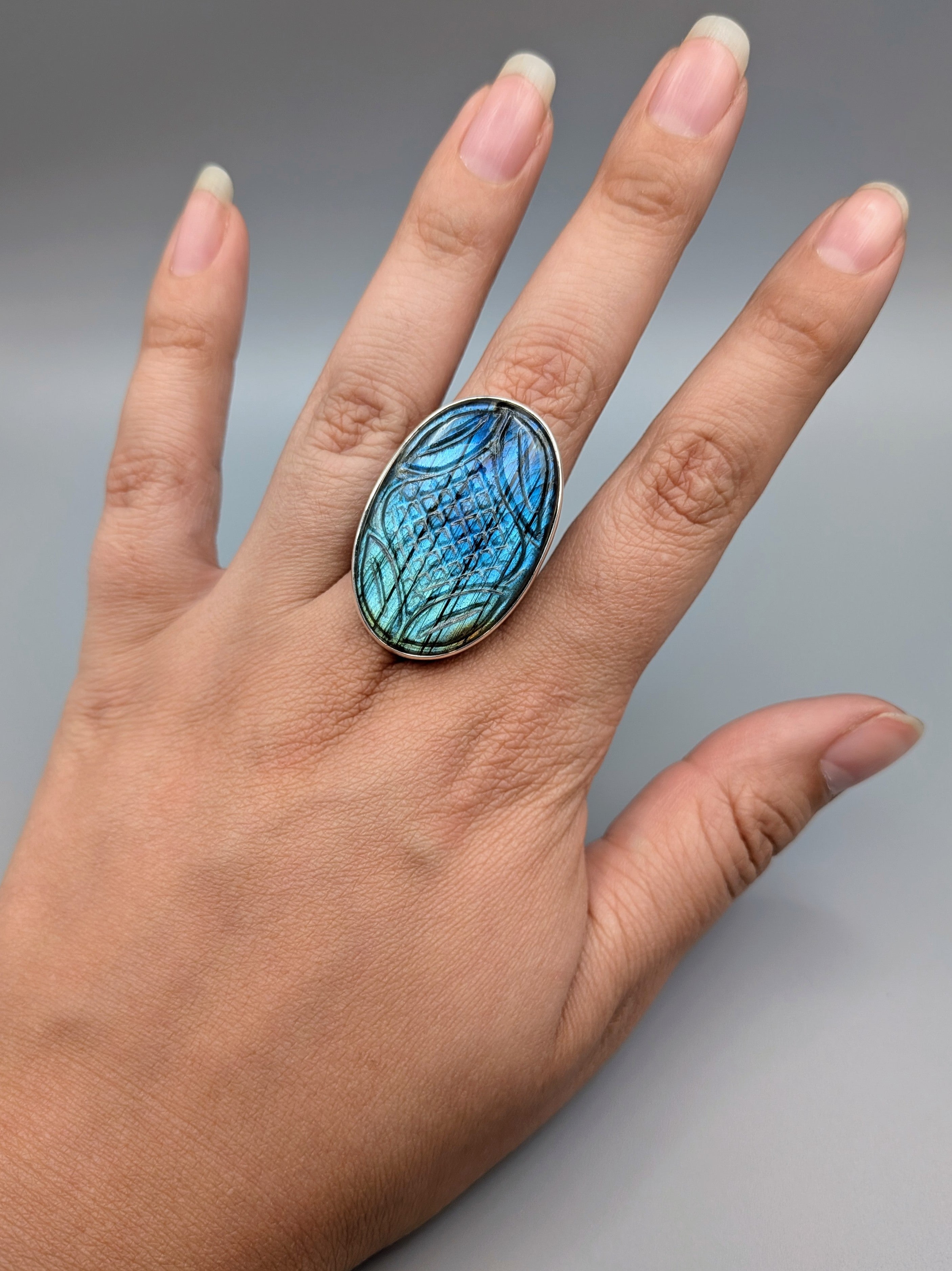 •ETCHED LABRADORITE - OVAL• split band silver ring (size 9)