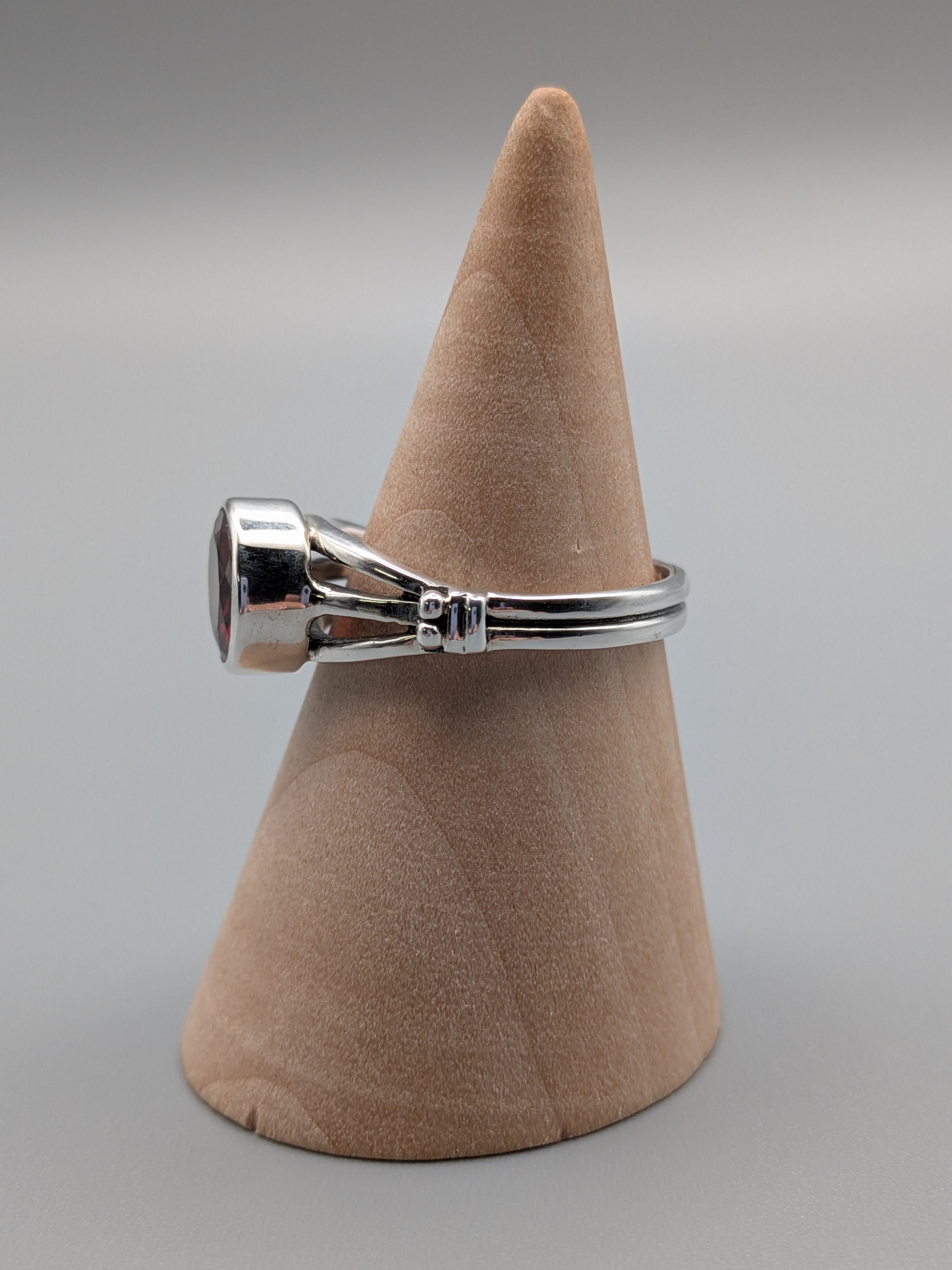 •GARNET - BESOM• split band silver ring (various sizes)