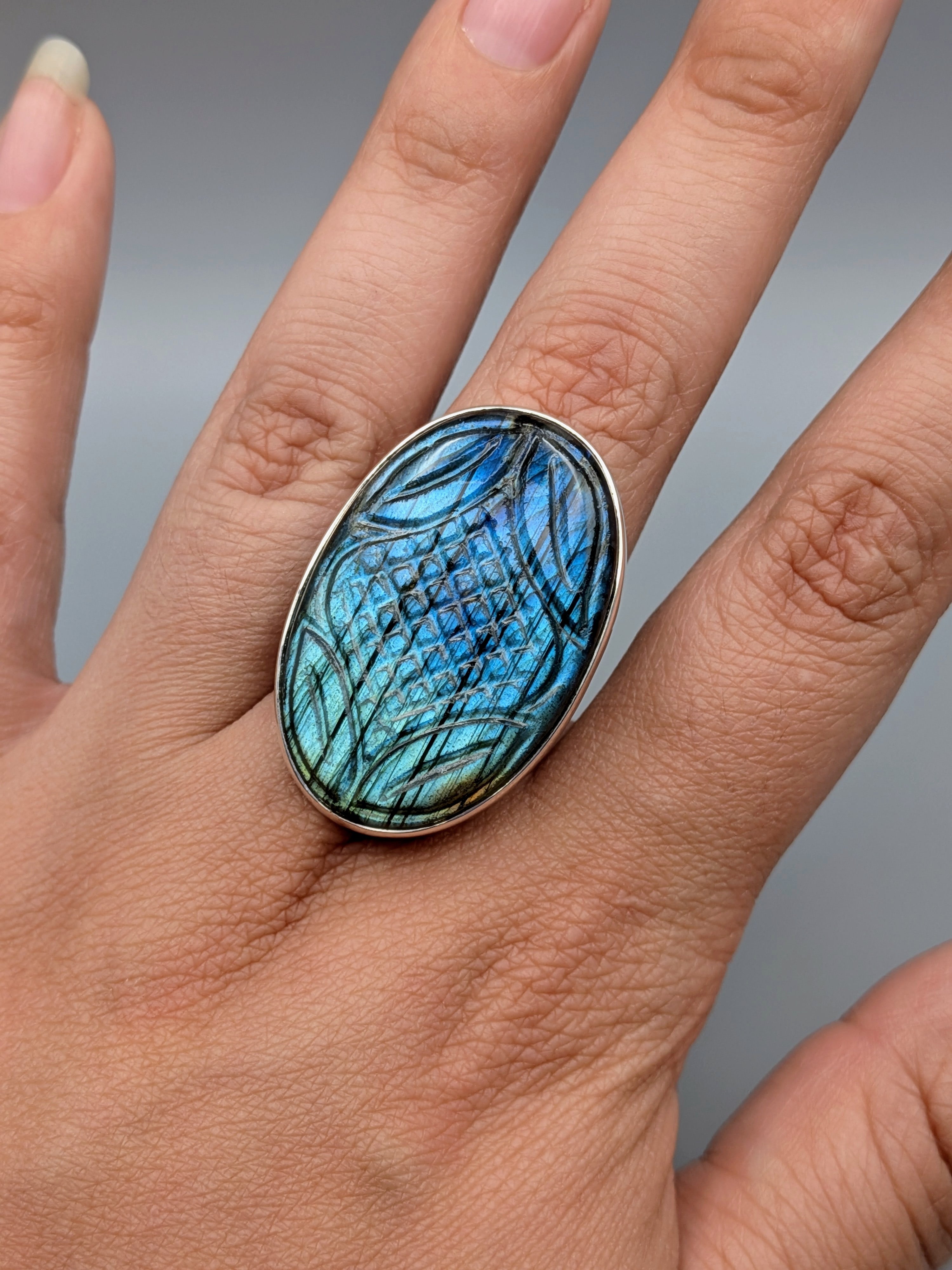 •ETCHED LABRADORITE - OVAL• split band silver ring (size 9)