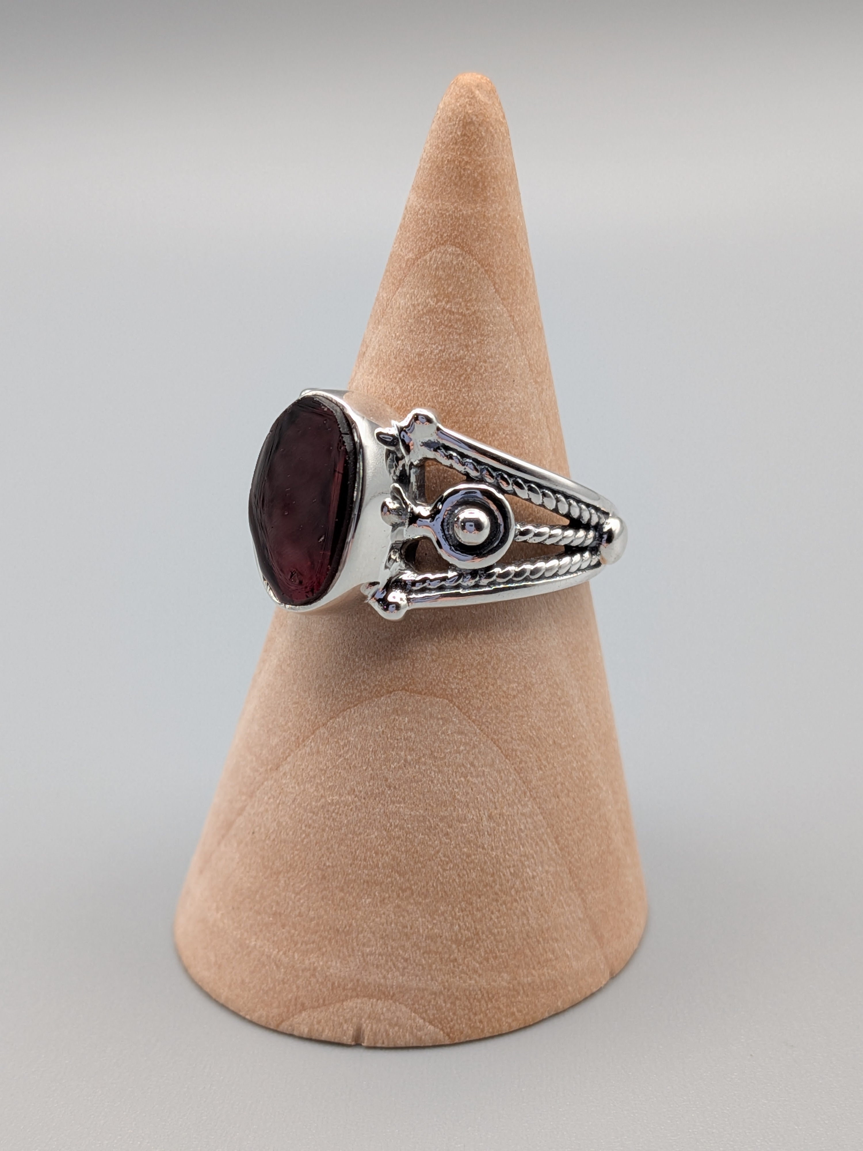 •GARNET - IMPERIAL 2• decorative band silver ring (size 7)