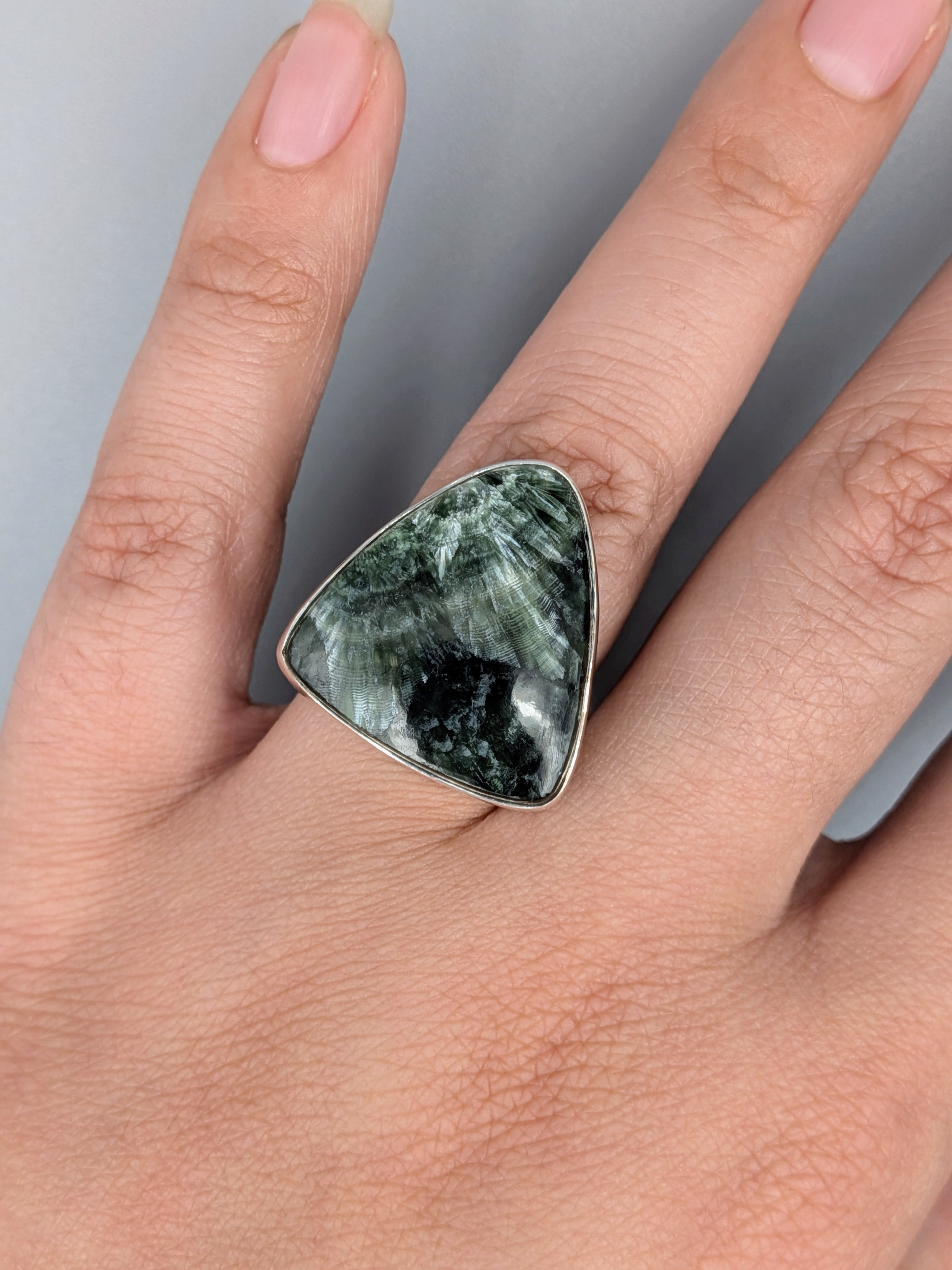 •SERAPHINITE - ROUND TRIANGLE• simple bezel silver ring (size 7)