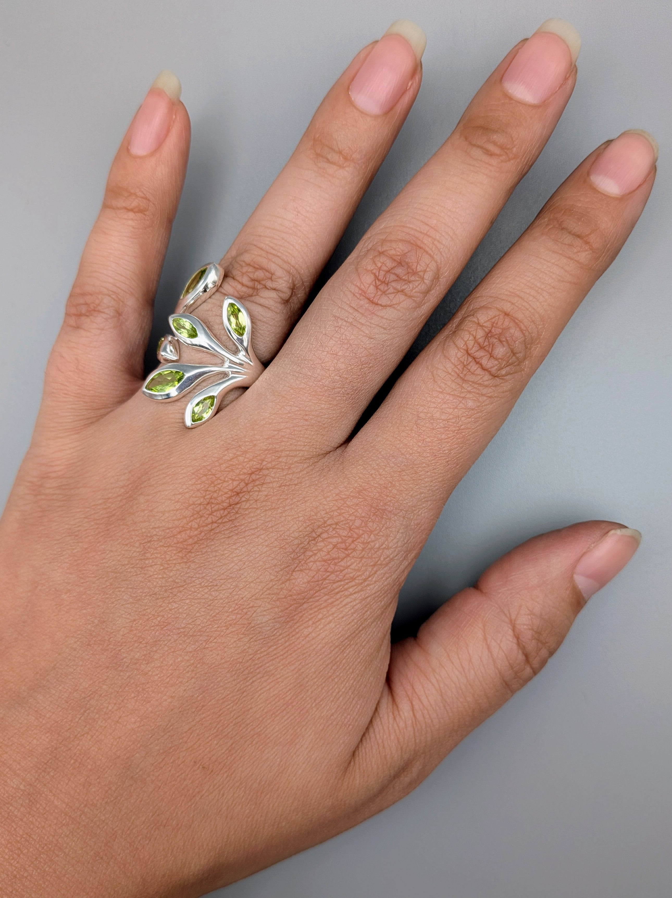 •PERIDOT - LÓRIEN• adjustable silver ring