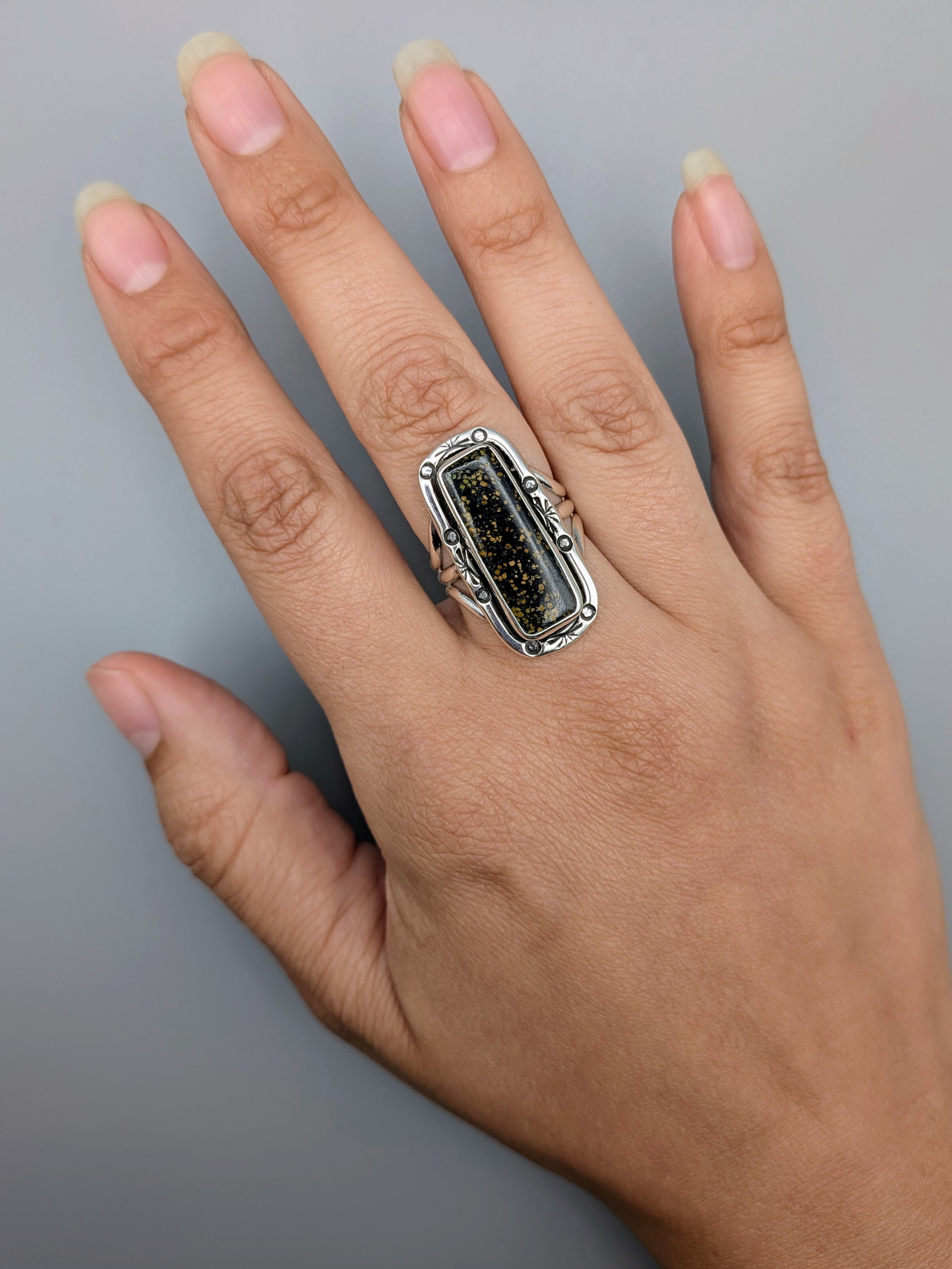 •BLACKJACK TURQUOISE - SHÁ - 1• Navajo silver ring (size 8)