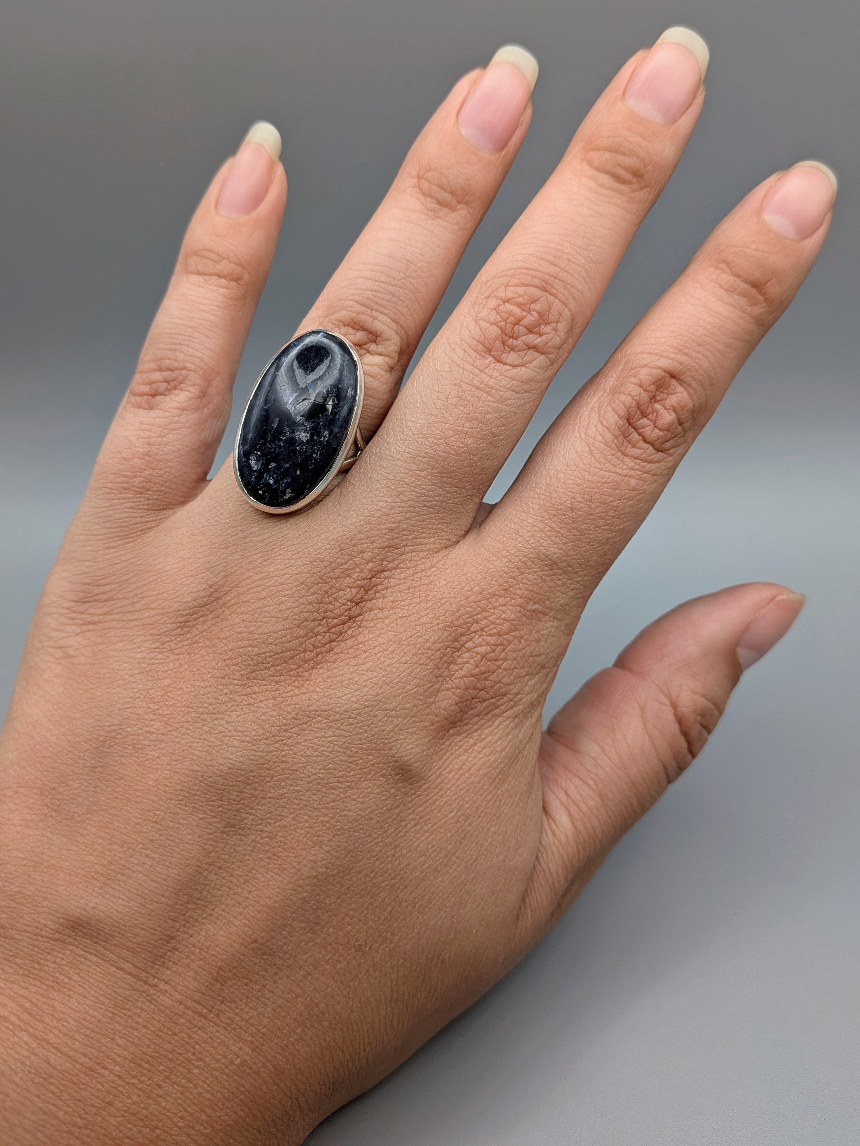 •IOLITE SUNSTONE - OVAL• split band silver ring (size 6.75)