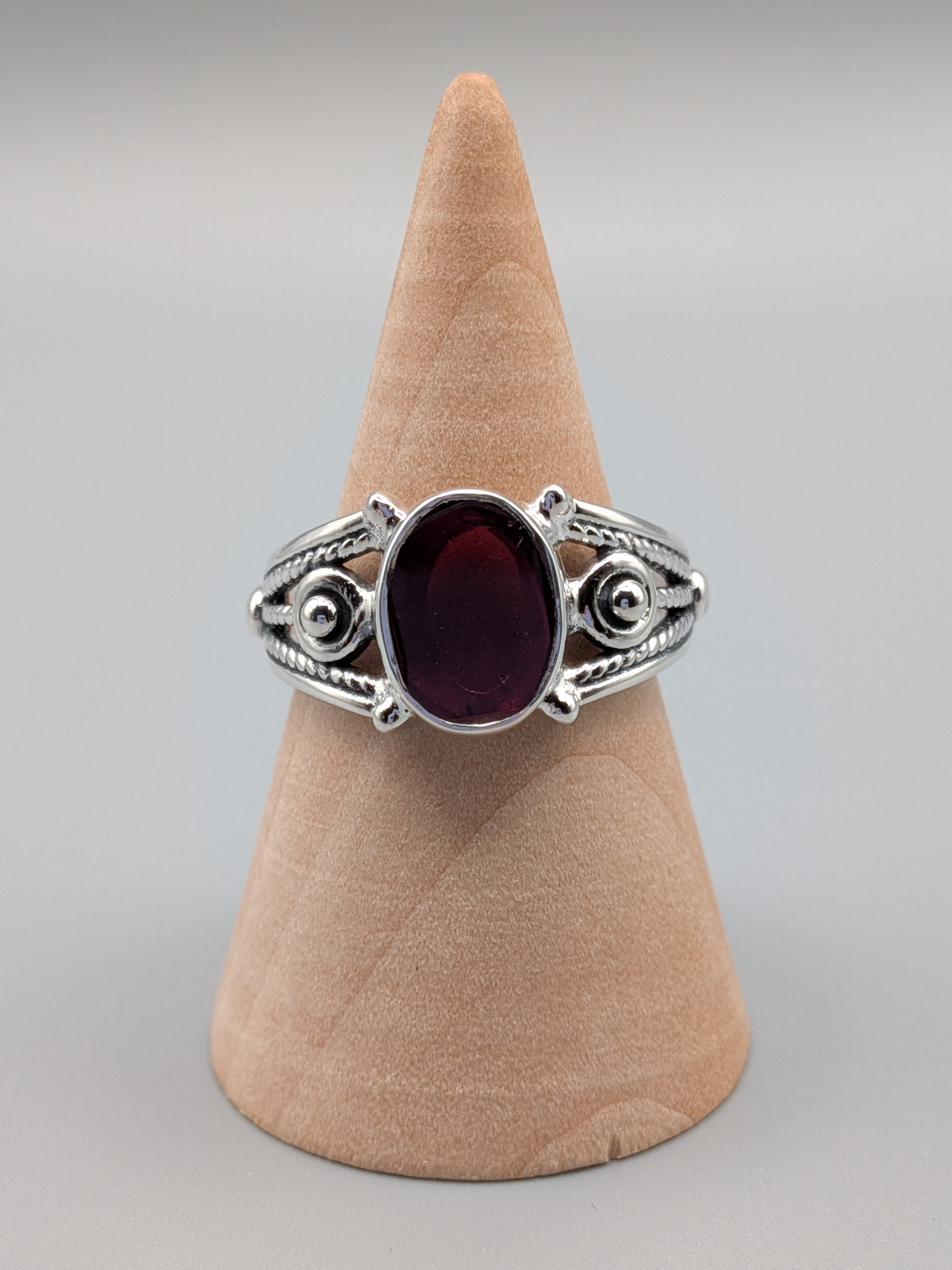 •GARNET - IMPERIAL• decorative band silver ring (size 10)