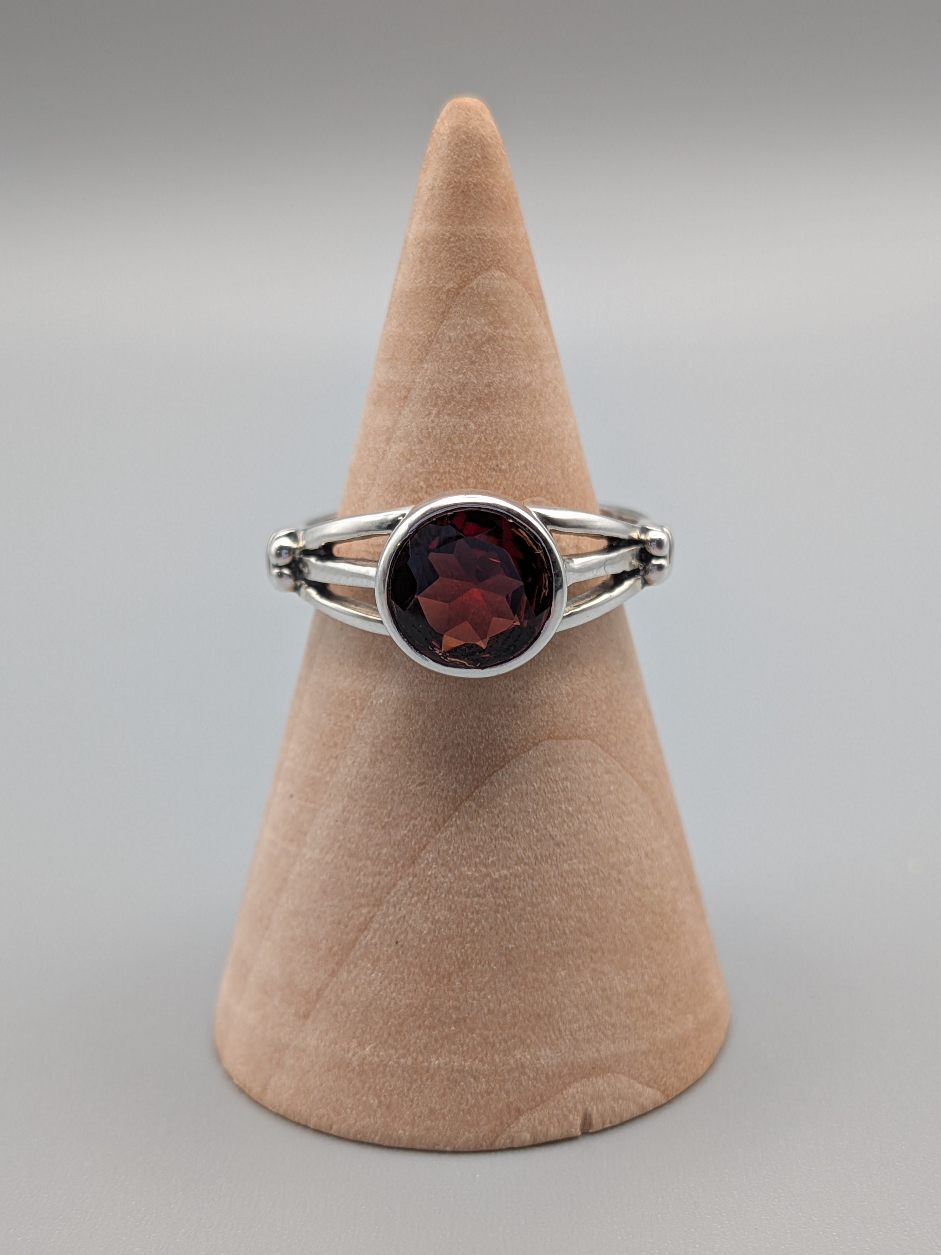 •GARNET - BESOM• split band silver ring (various sizes)