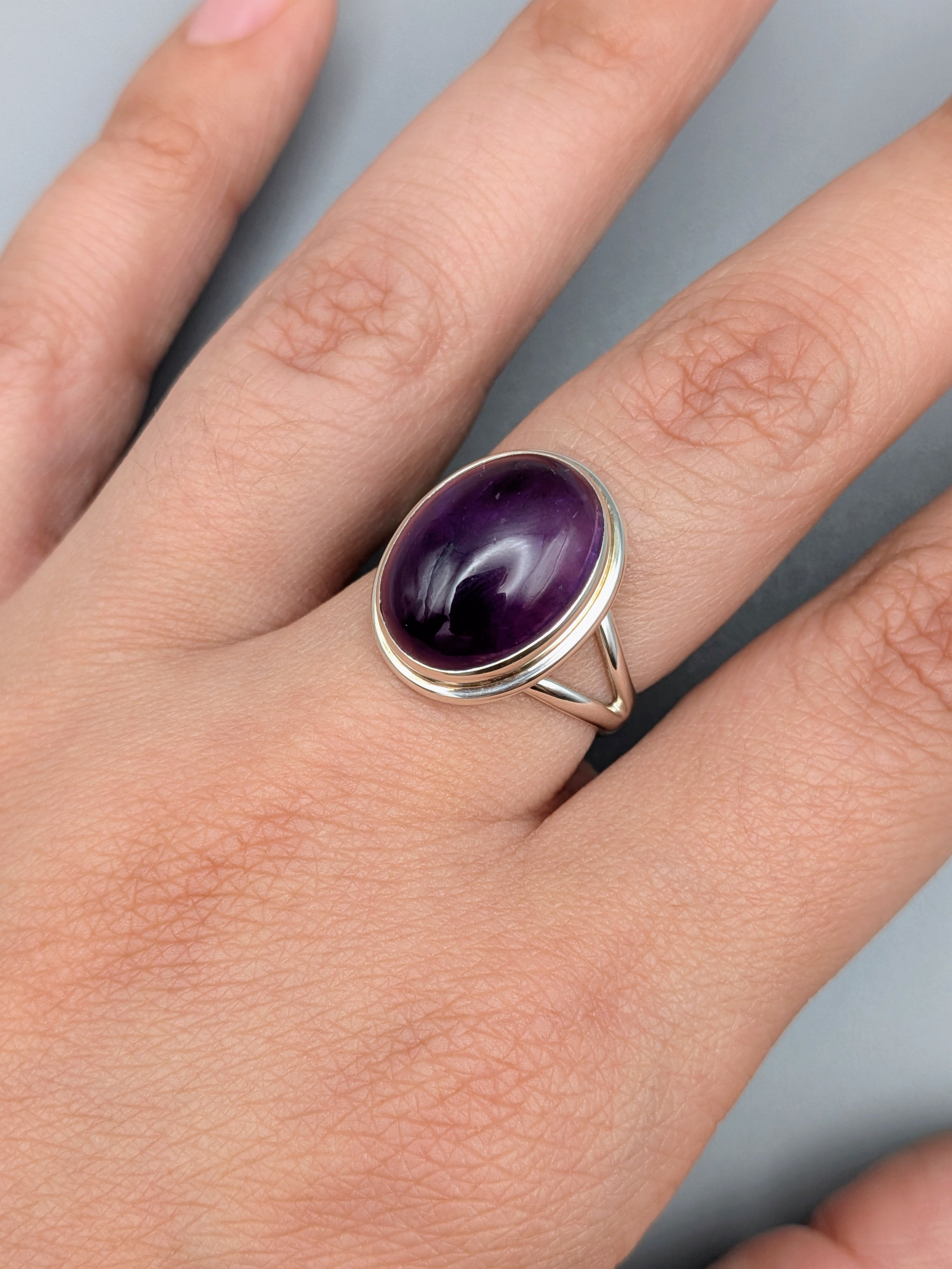 •AMETHYST - OVAL• split band silver ring (size 7.75)