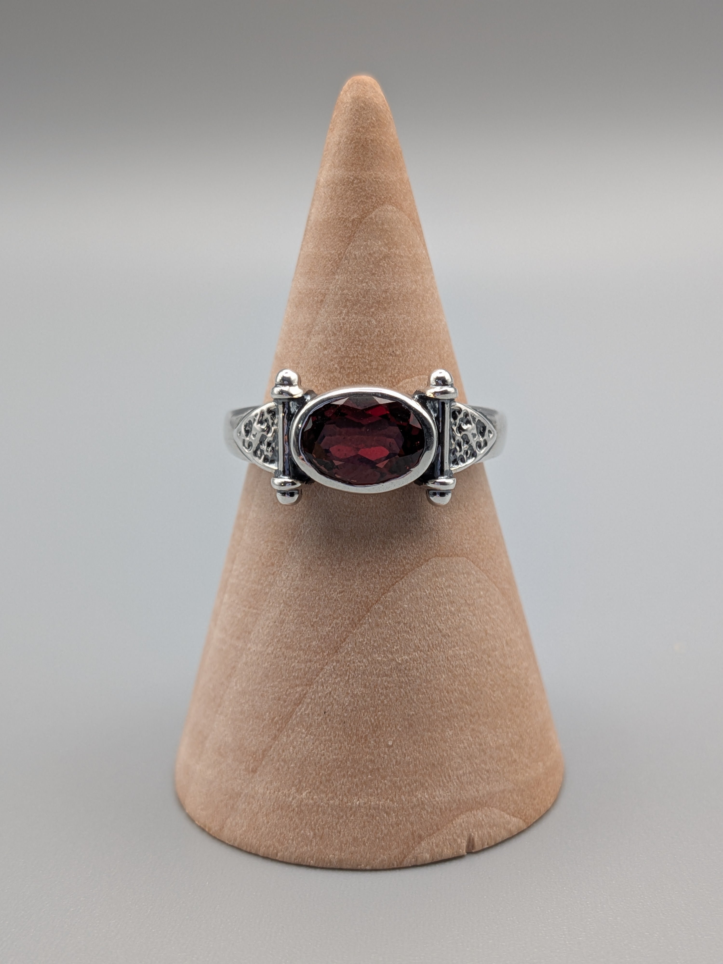 •GARNET - YETT• decorative bezel silver ring (various sizes)