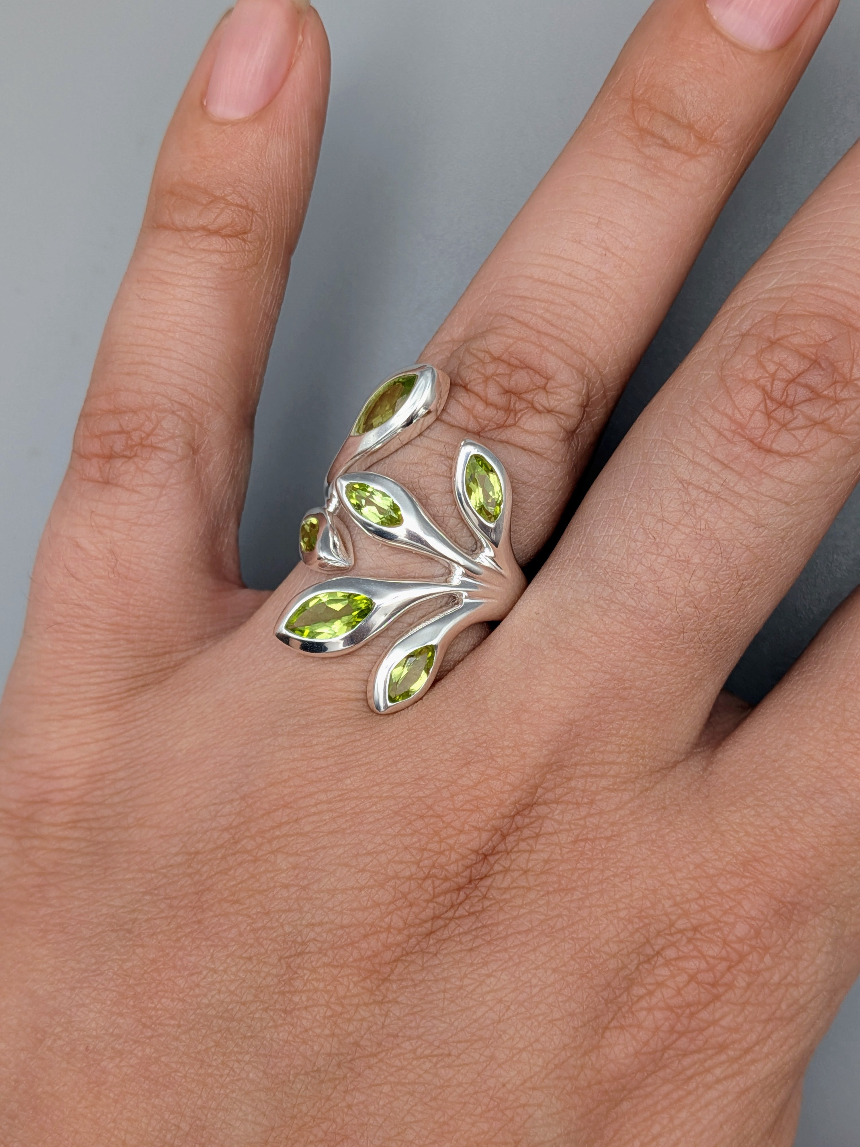 •PERIDOT - LÓRIEN• adjustable silver ring