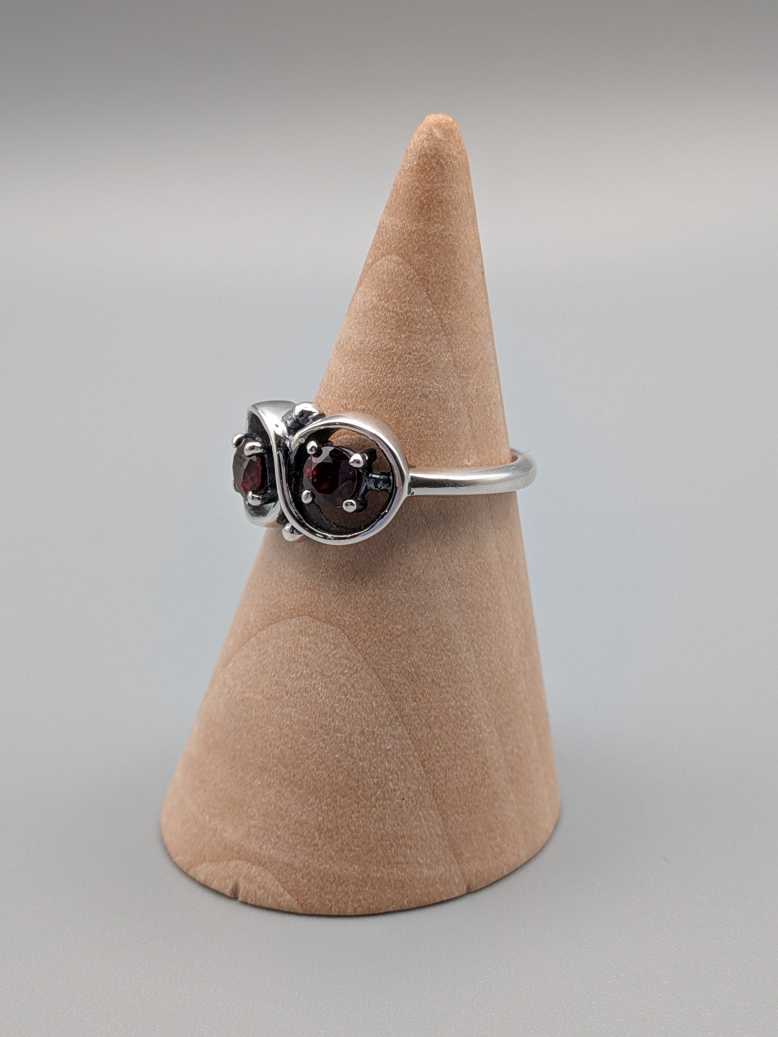 •GARNET - INFINITY• prong set silver ring (size 6)
