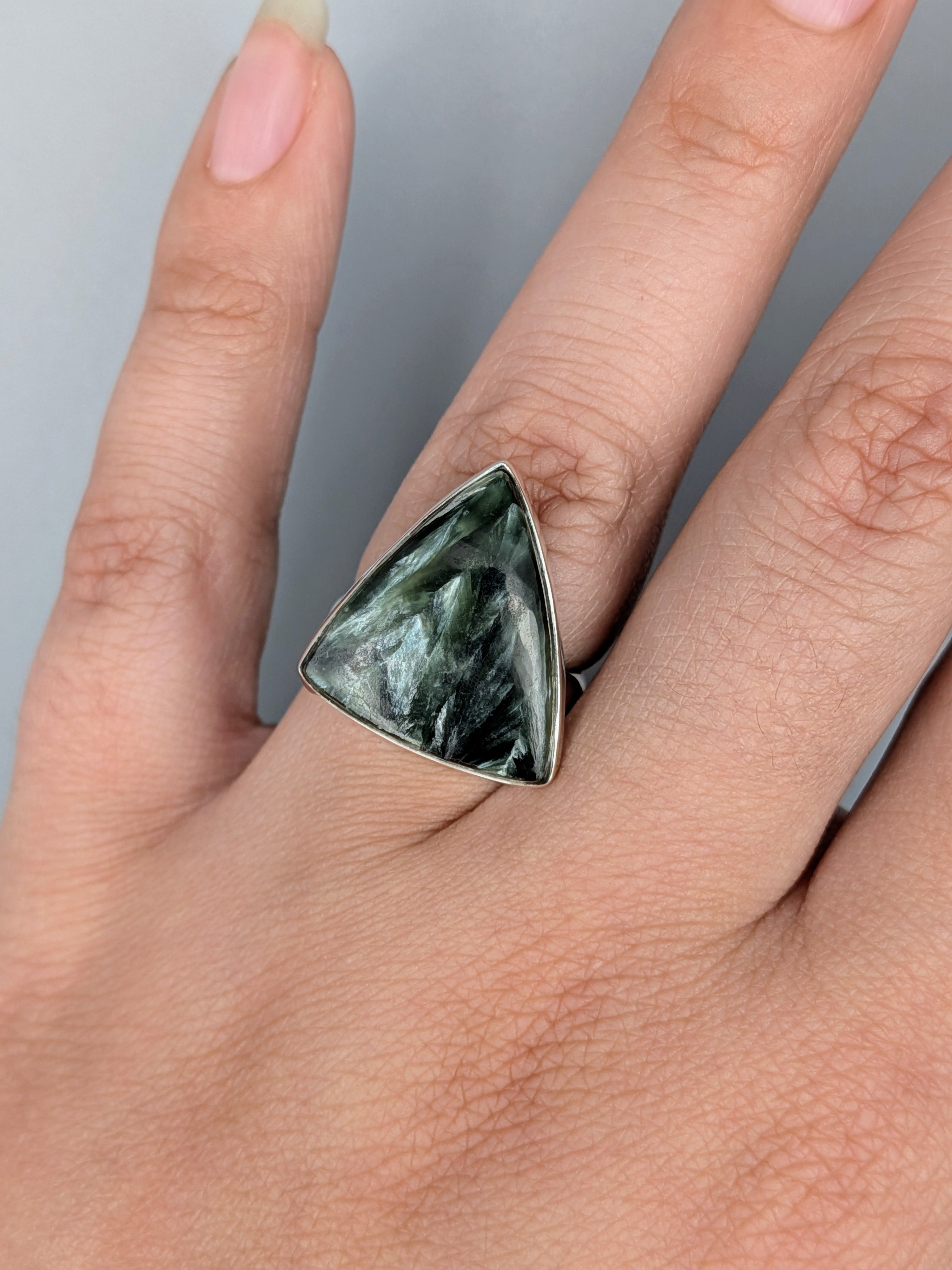 •SERAPHINITE - SOFT TRIANGLE• simple bezel silver ring (size 6.75)