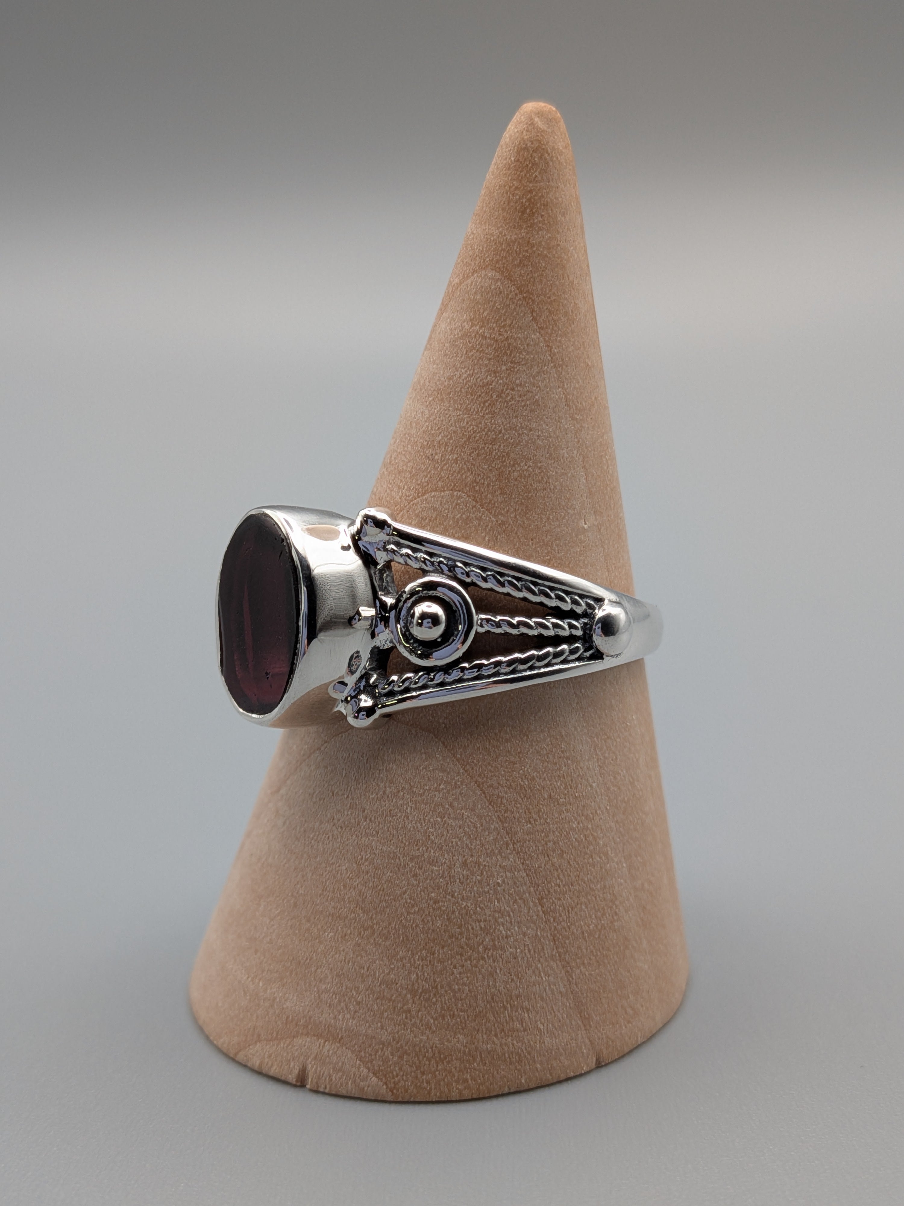 •GARNET - IMPERIAL• decorative band silver ring (size 10)