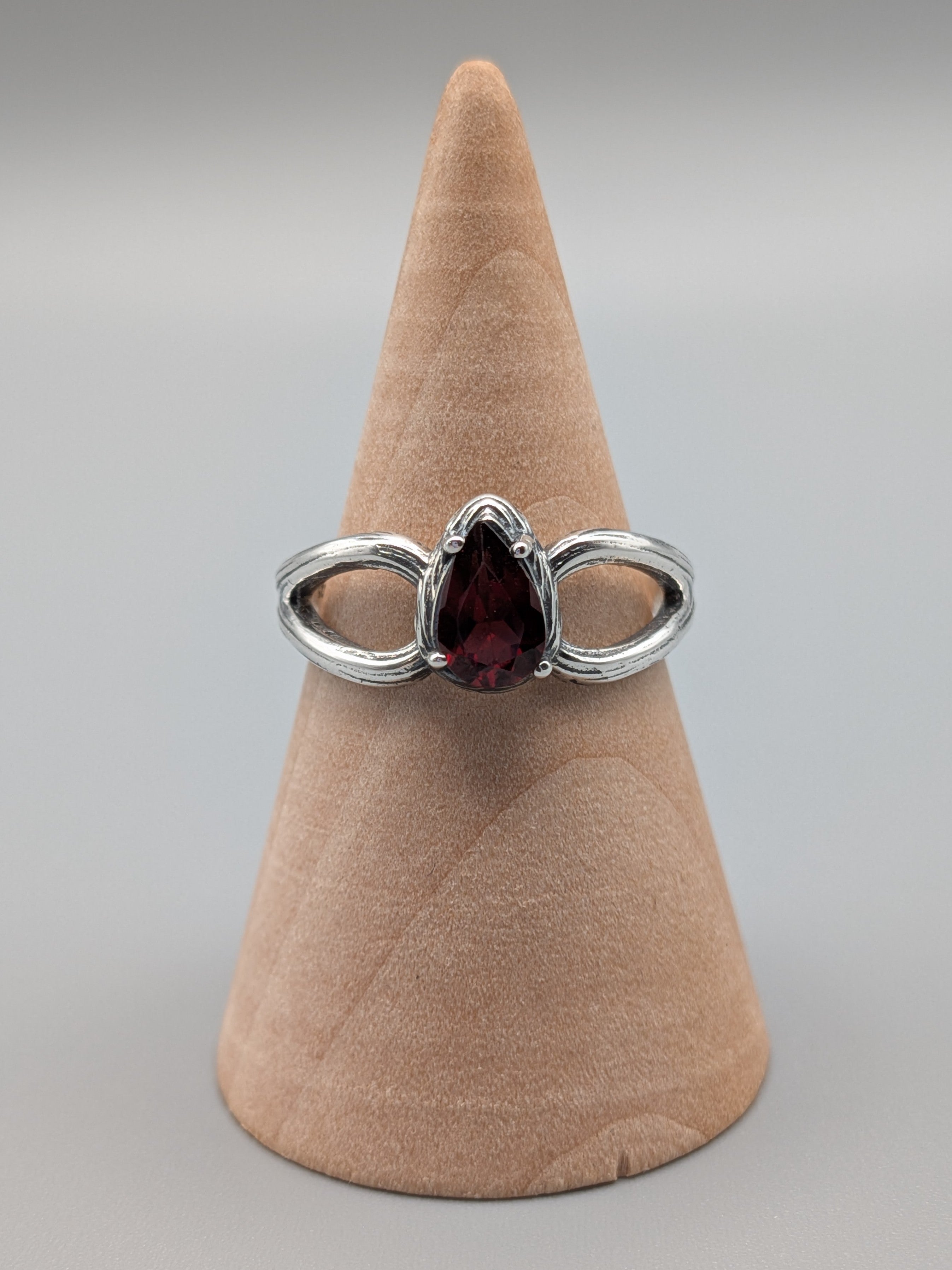 •GARNET - PRECIOUS• prong set silver ring (size 8)