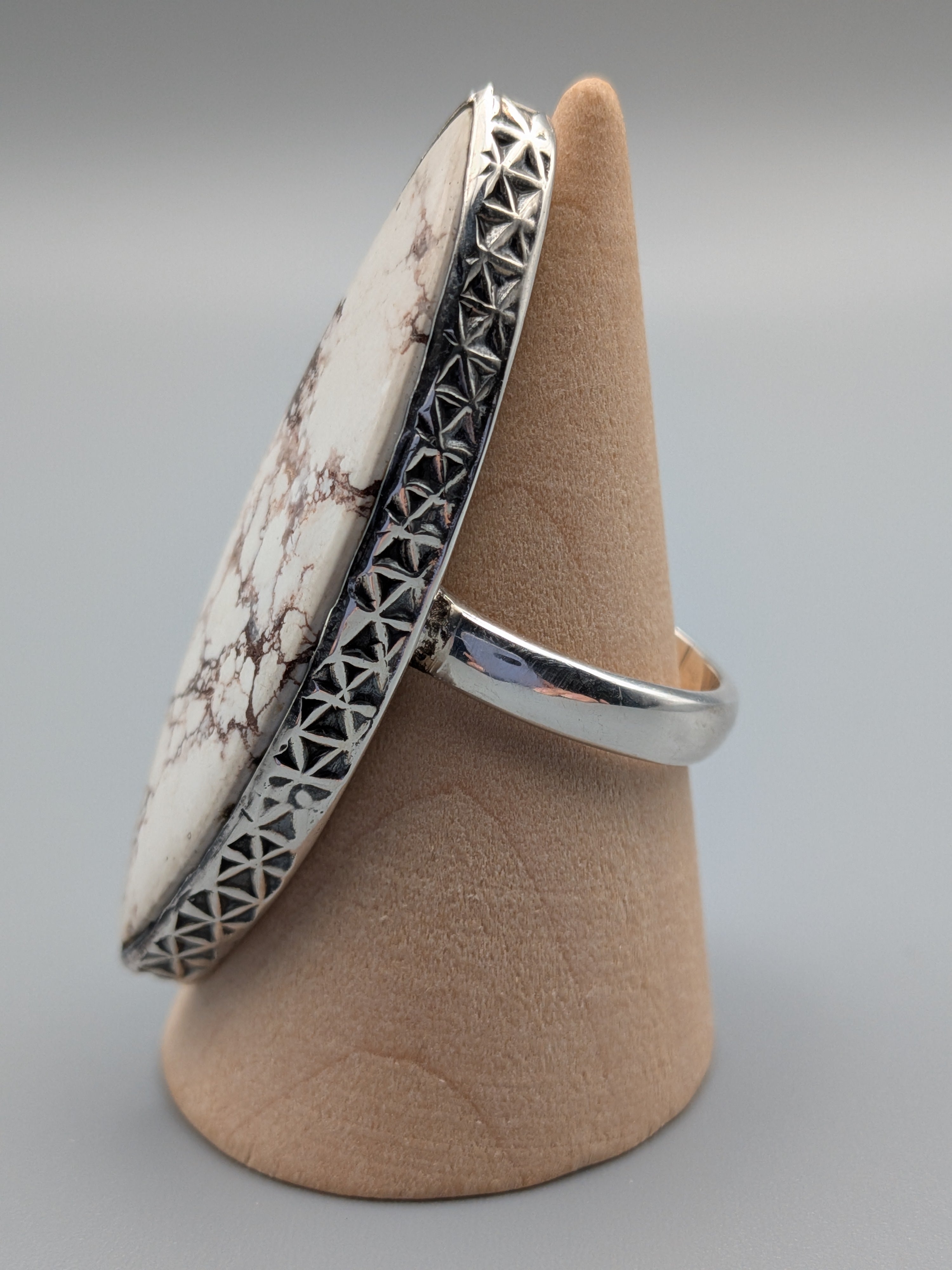 •HOWLITE - EYE• elemental bezel silver ring (size 8.75)