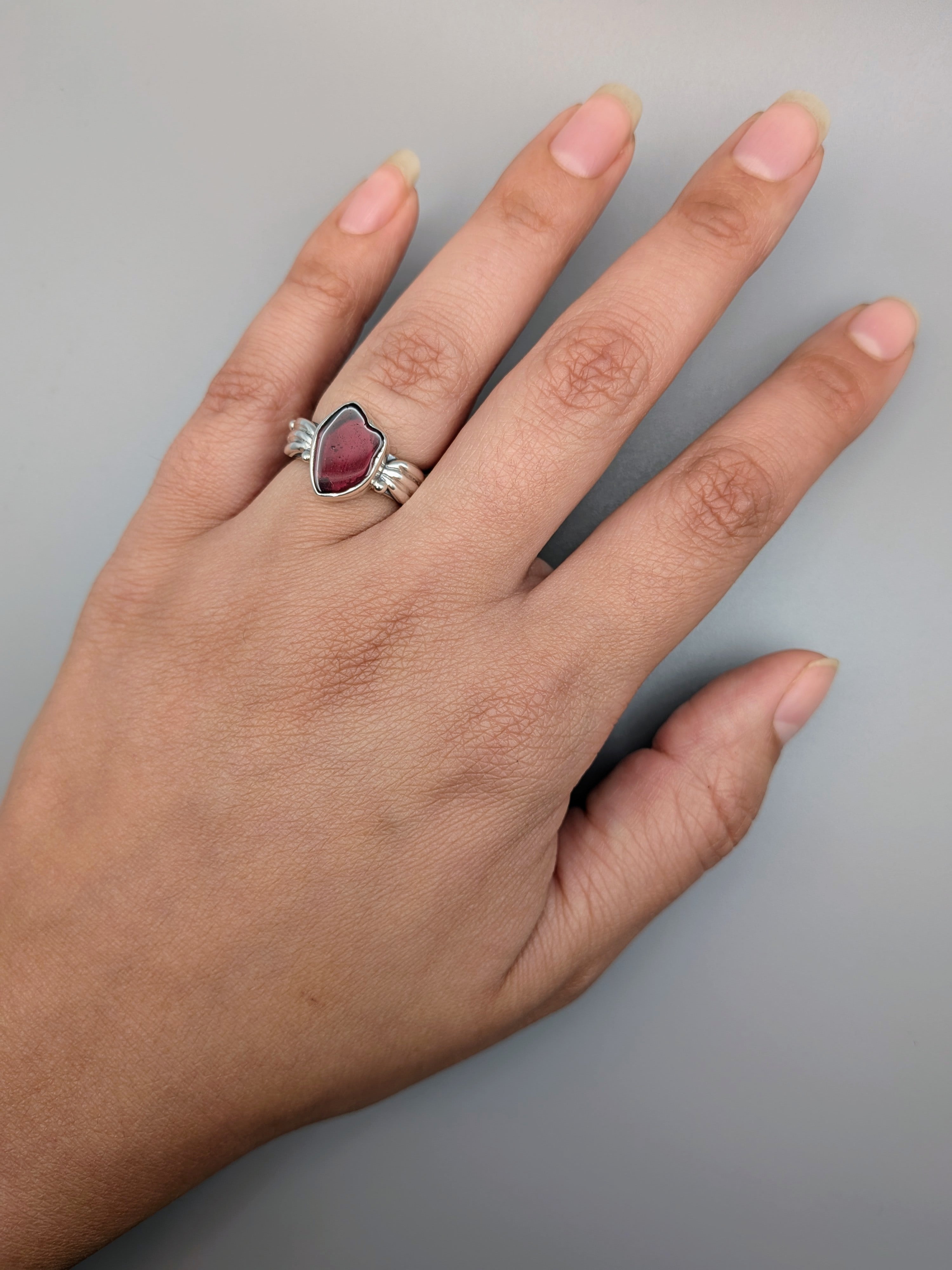 •GARNET - ANTHER• decorative band silver ring (size 5.75)