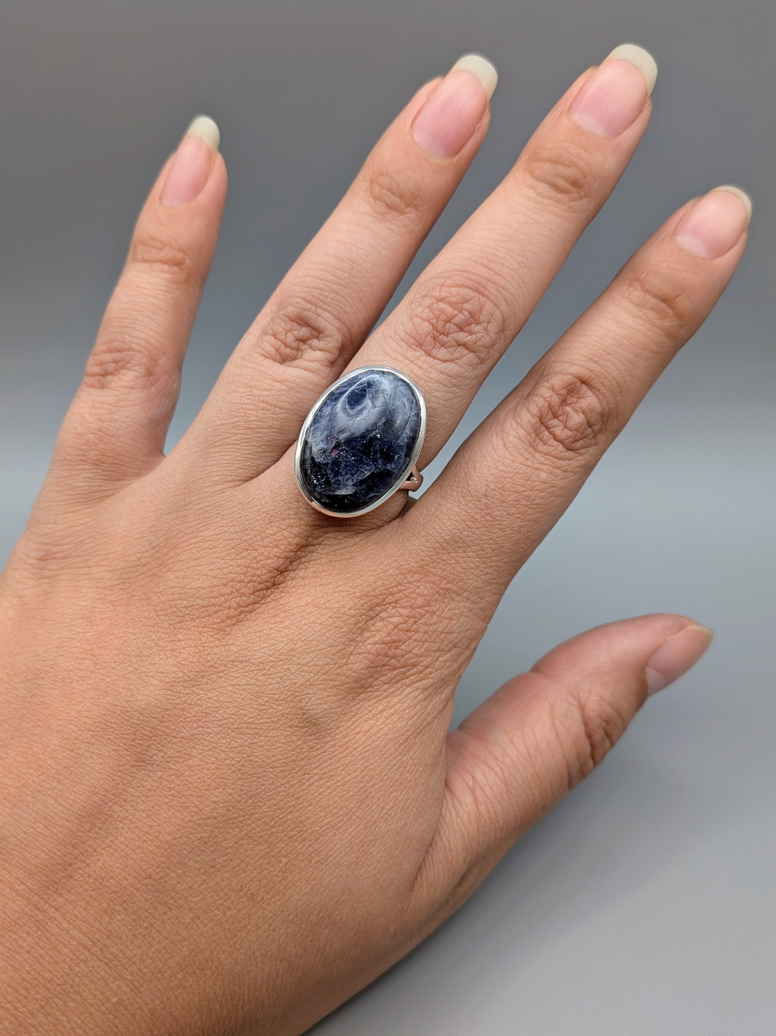 •IOLITE SUNSTONE - OVAL• split band silver ring (size 7.75)