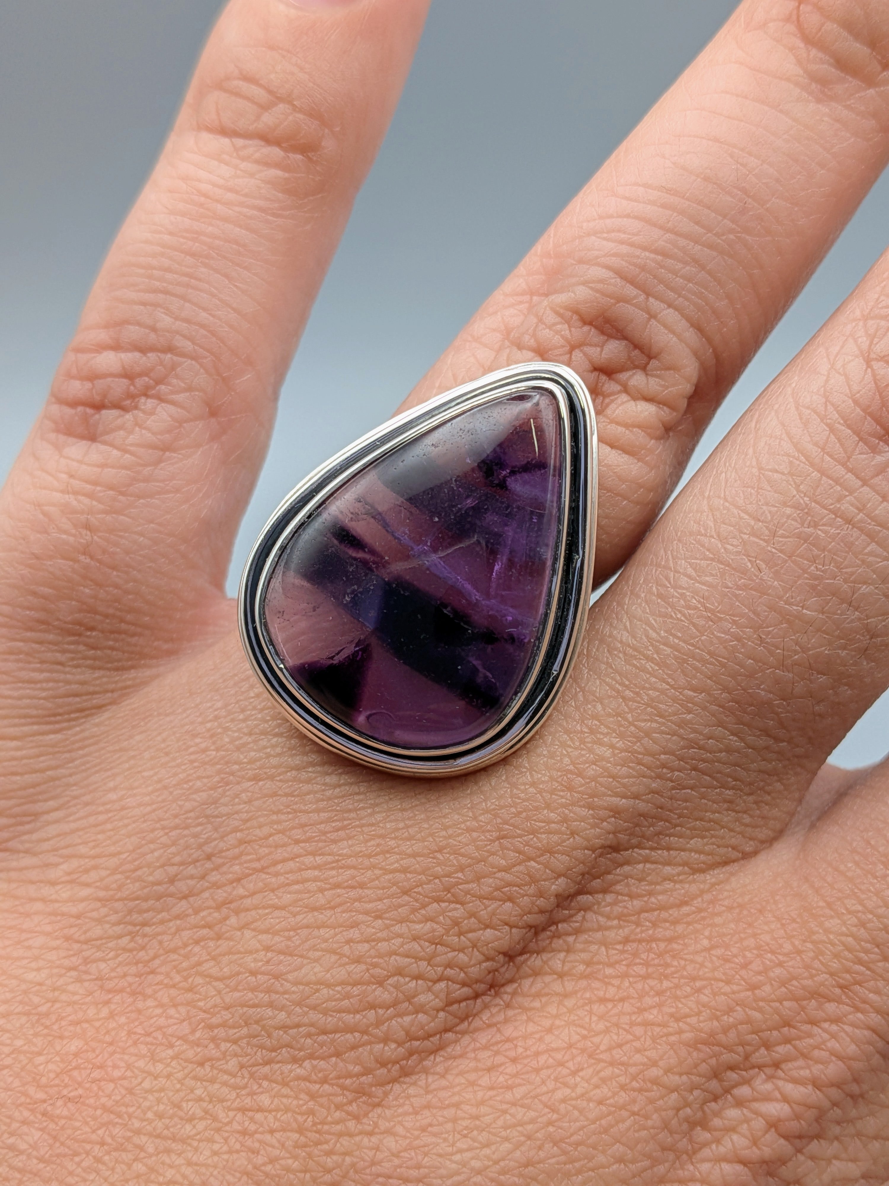 •TRAPICHE AMETHYST - TEAR• split band silver ring (size 6)