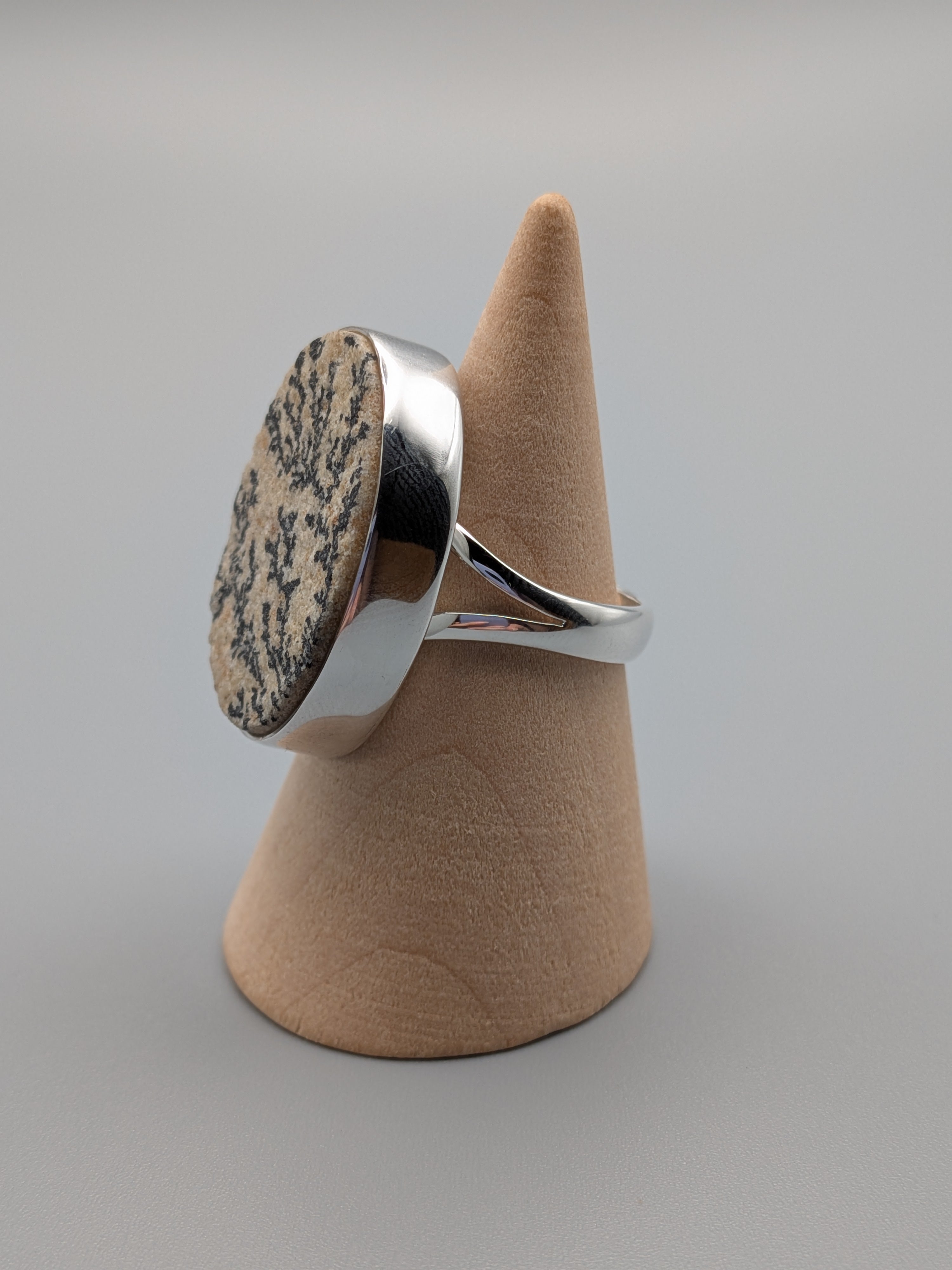 •DENDRITIC SANDSTONE - OVAL• simple bezel silver ring (size 8)